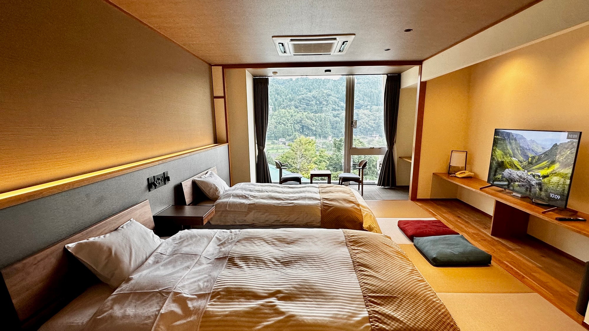 【モダン和洋室】心地よい琉球畳に、上質な眠りを追及したシモンズベッドを採用しております。
