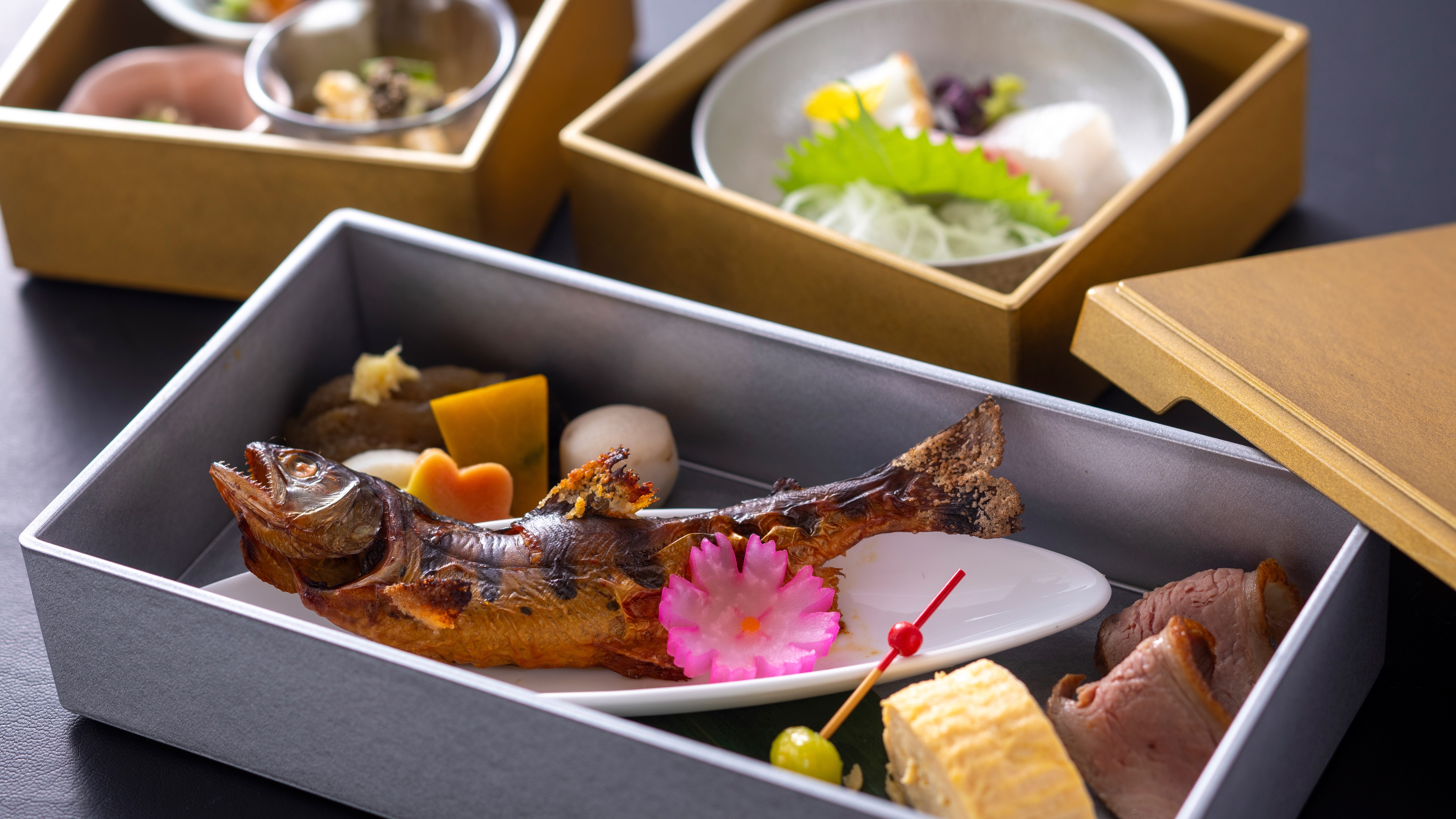 Please enjoy the dinner set prepared by our head chef using carefully selected ingredients (image)