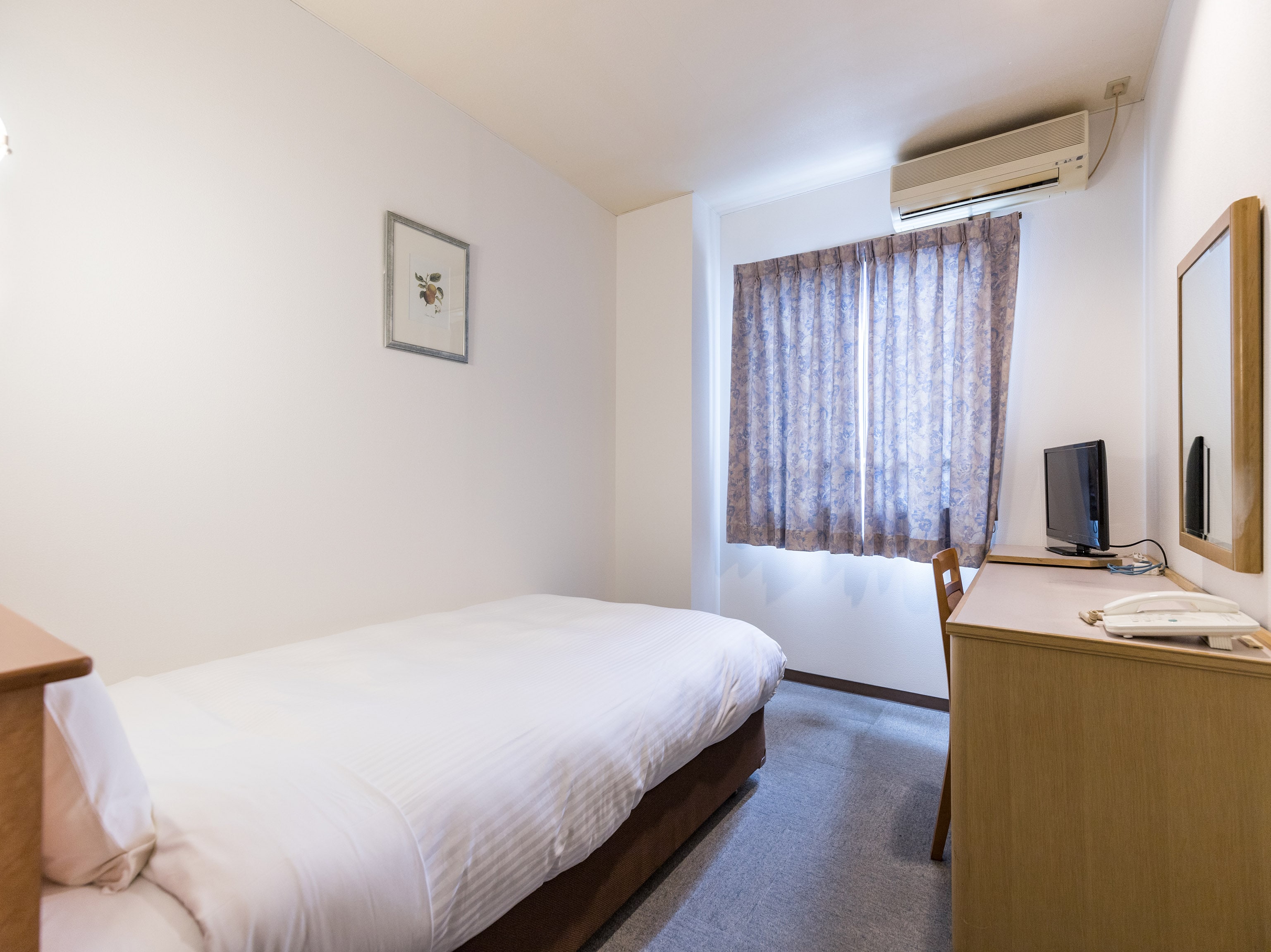 Single Room *You can stay comfortably in a simple room.