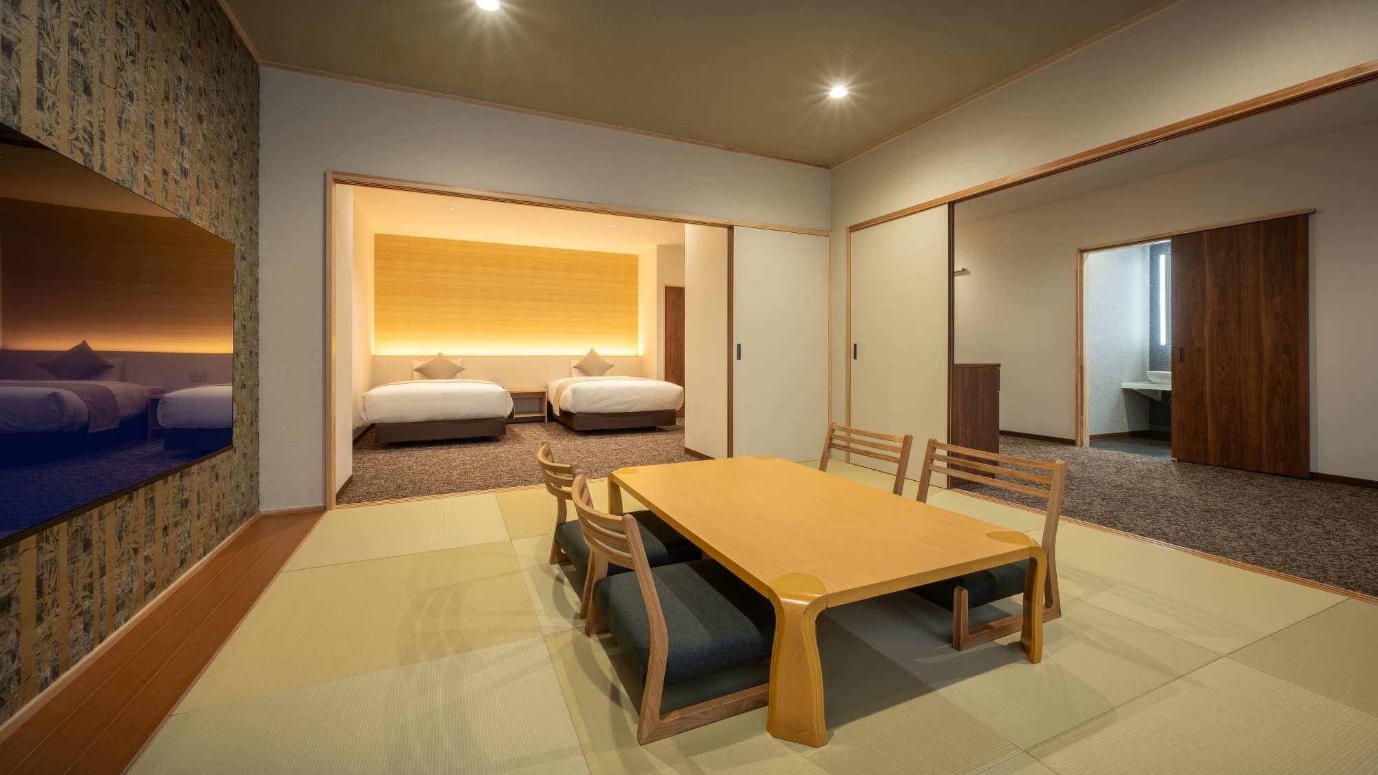 The beige-based interior and Ryukyu tatami mats create a relaxing atmosphere (ATAGO)