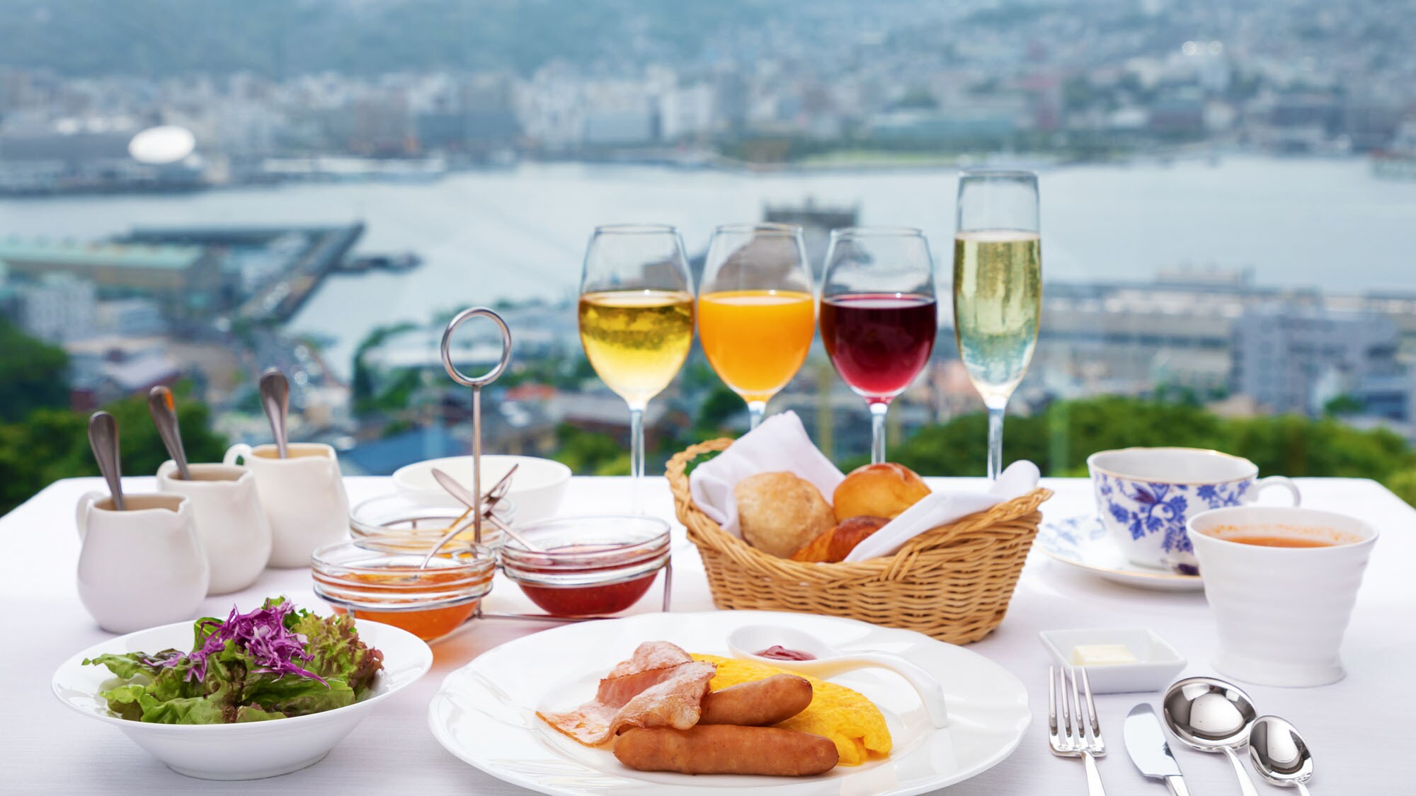 [Breakfast] An extraordinary holiday begins with a toast and gentle light from the window overlooking Nagasaki Port.