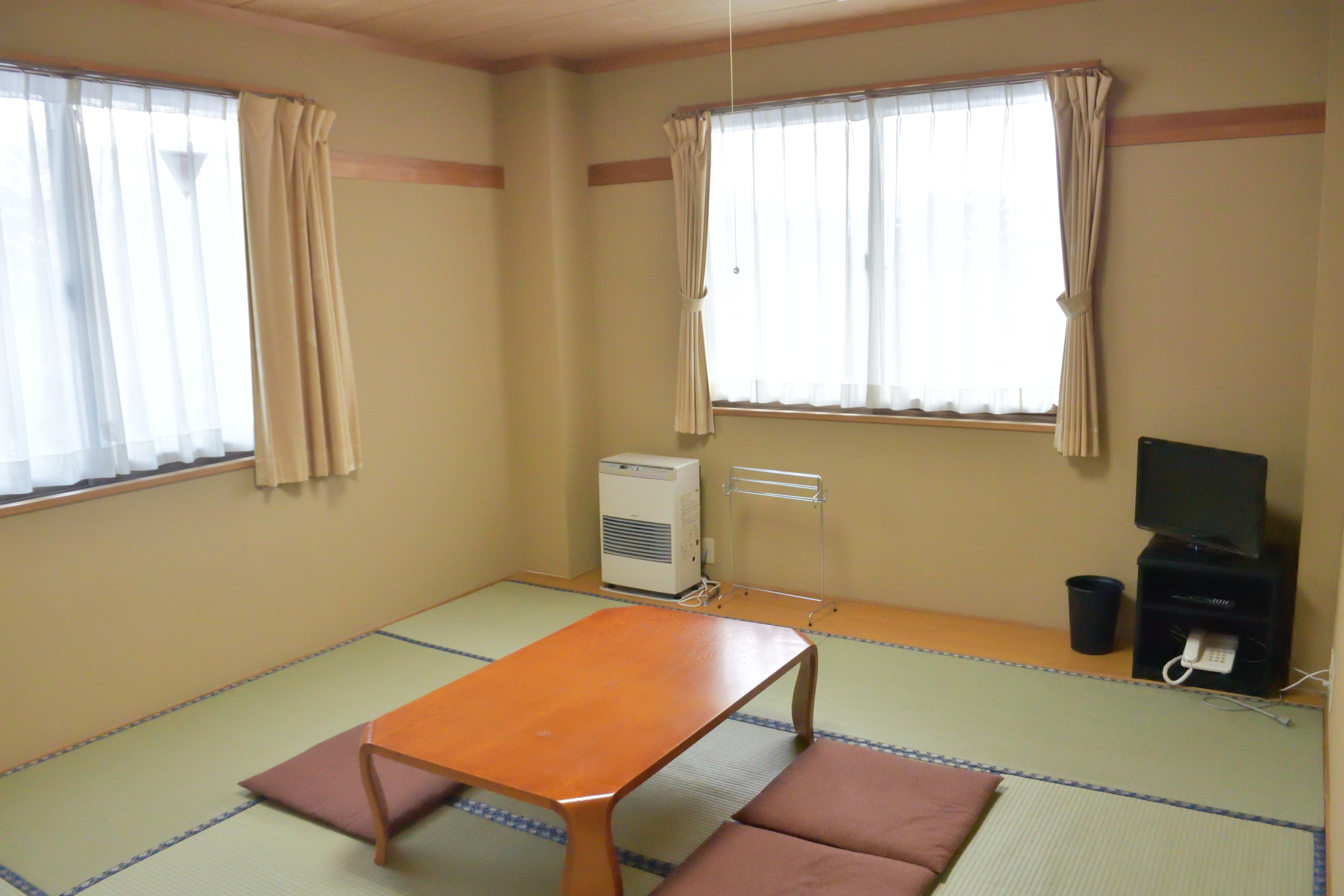 All rooms are Japanese style. We do not provide refrigerators, pots, tea, glasses, etc.