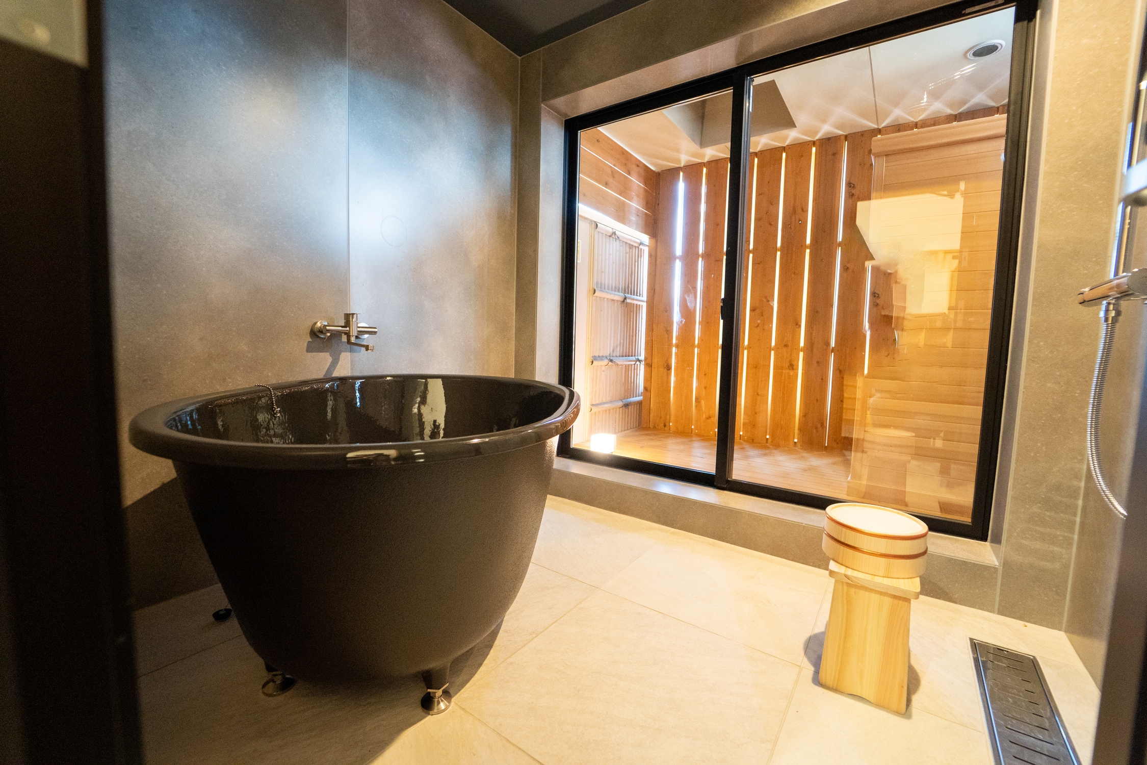 【附半露天浴池/三溫暖】日式摩登陽台套房（16張榻榻米）