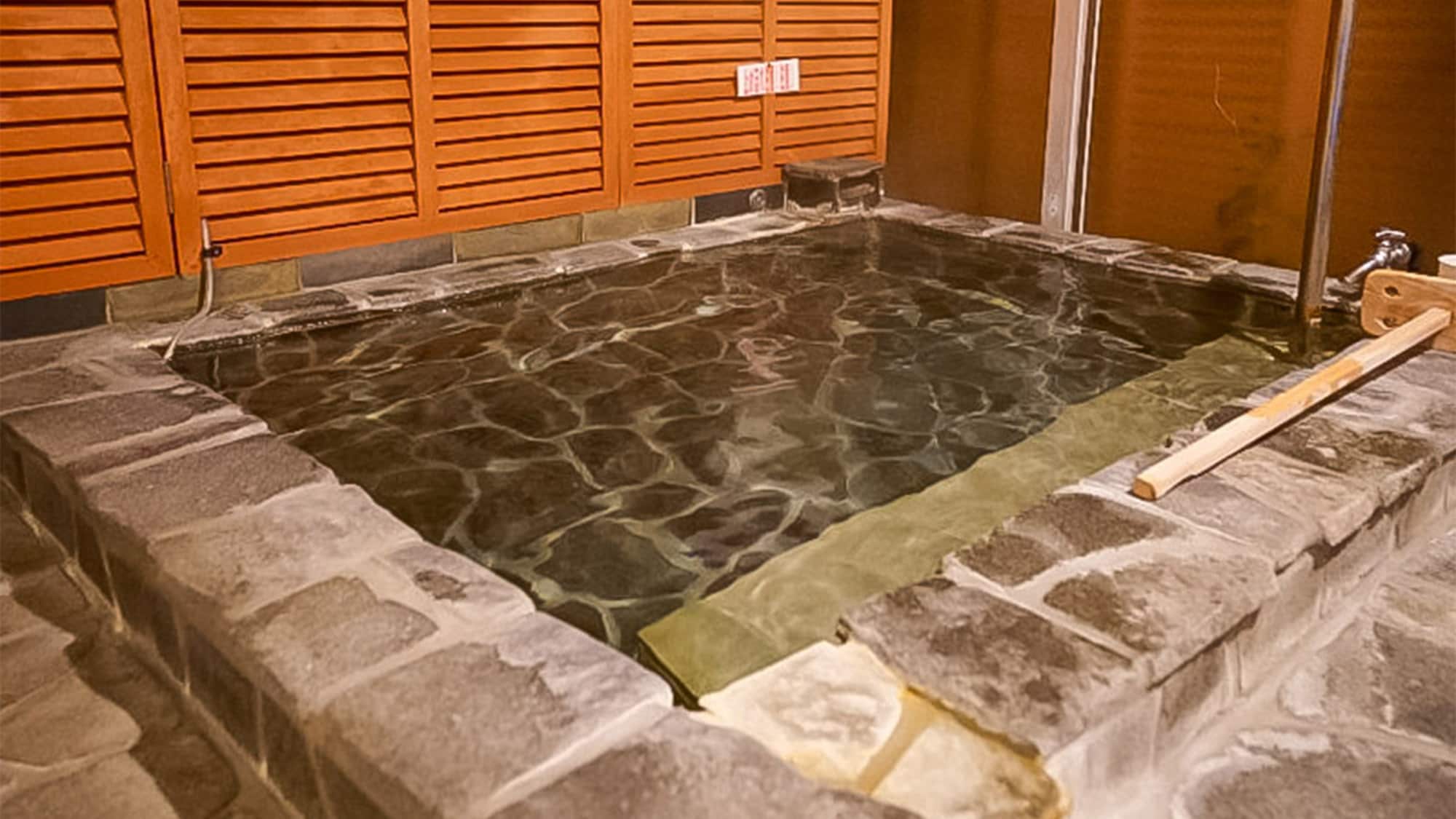 ・Natural hot spring/A rock bath with free-flowing water drawn from Shimogamo Onsen