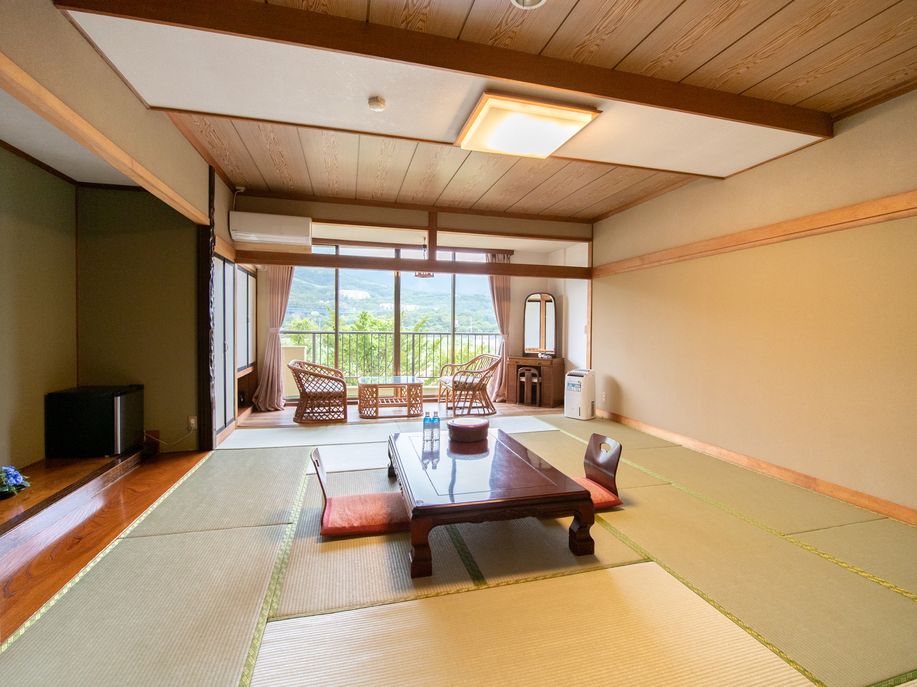 Japanese-style room 1 & minus; 8 people (balcony Mt. Fuji view)