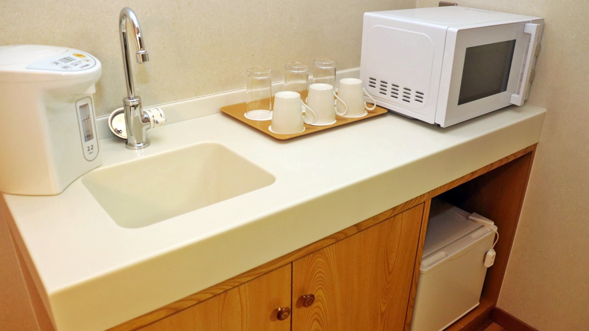 *[Japanese-Western room] A sink, pot, and microwave are conveniently provided for families and long-term guests.