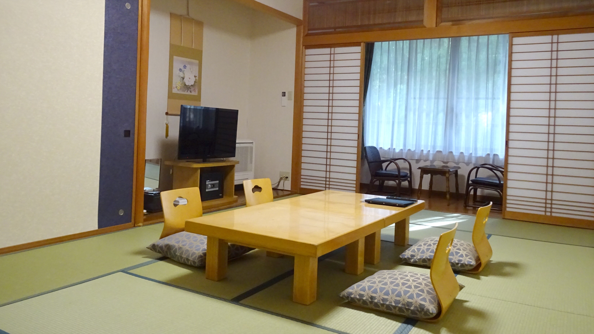 One example of guest room / Japanese-style room 12 tatami mats. Recommended for groups and families!