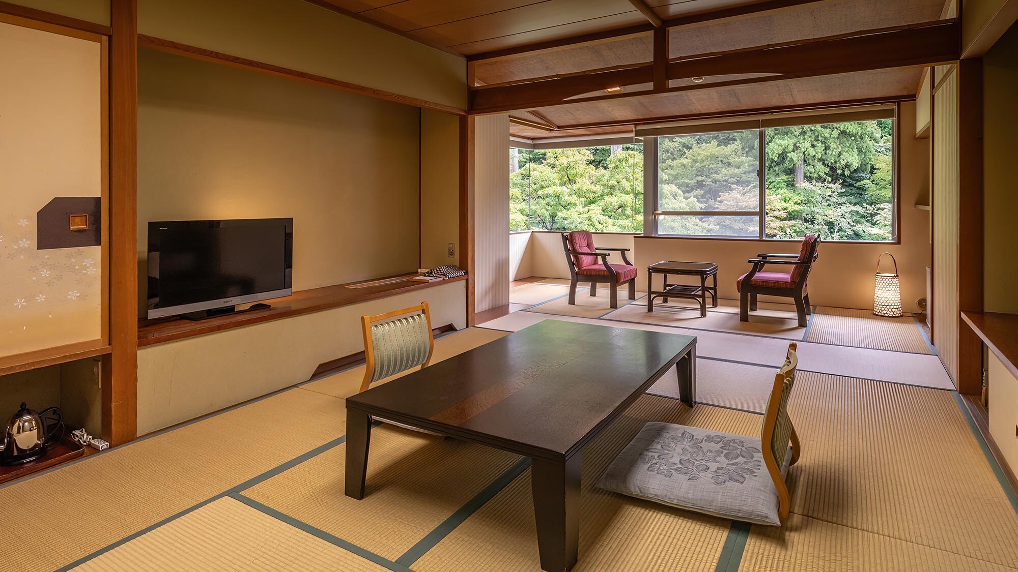 [Ruang tamu bangunan utama] Ruang tamu bangunan utama adalah kamar bergaya Jepang murni dengan 12 tikar tatami. Anda dapat melihat taman besar seluas 1.000 meter persegi dari kamar Anda.