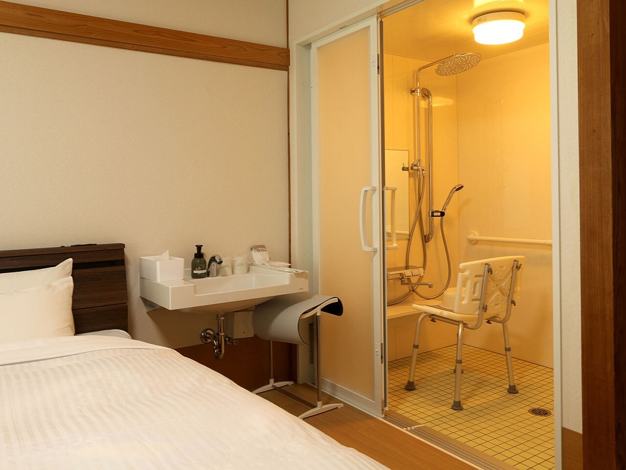 8 tatami mat barrier-free Western-style room, bathroom and toilet