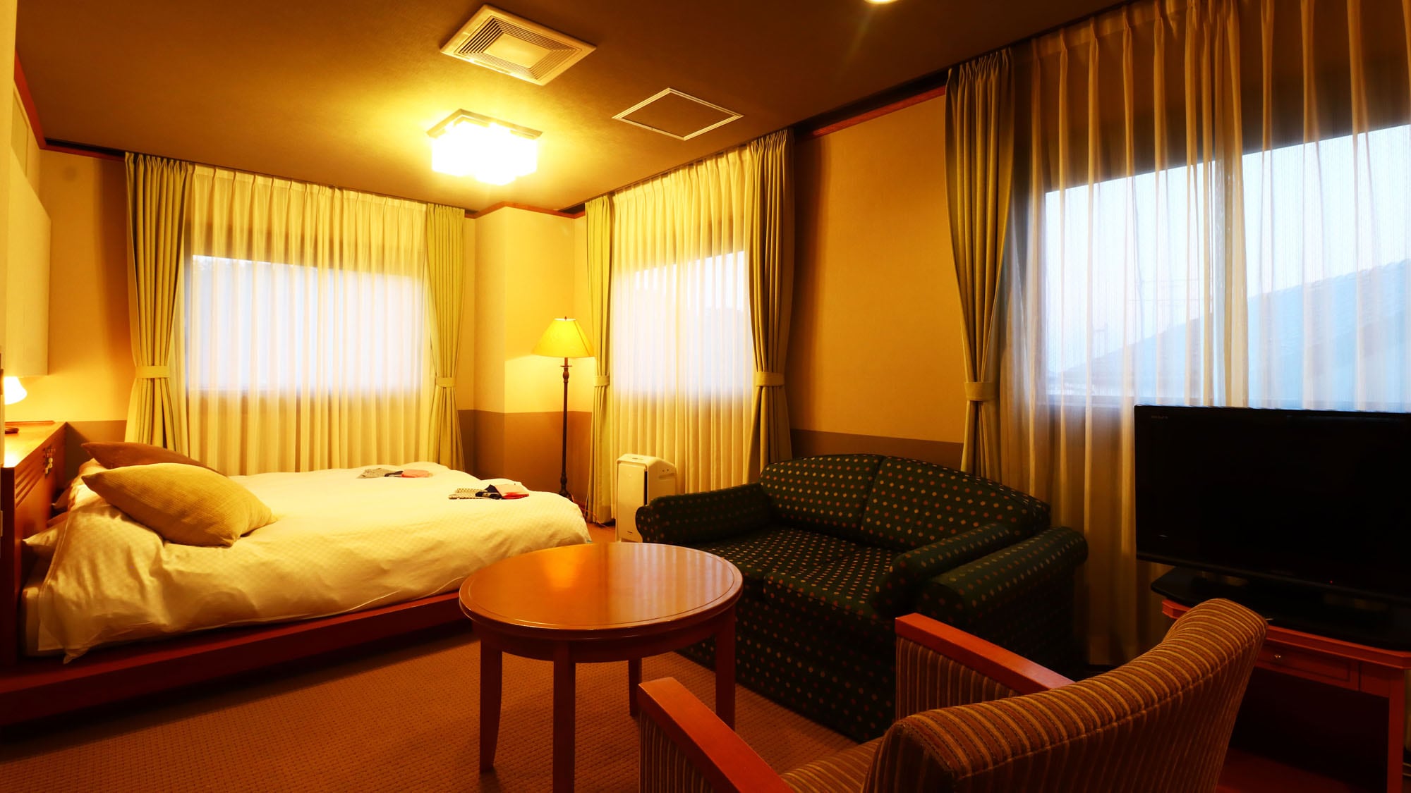 # [Example of guest room - Western-style room] We also have rooms with a living space where you can relax on a sofa.