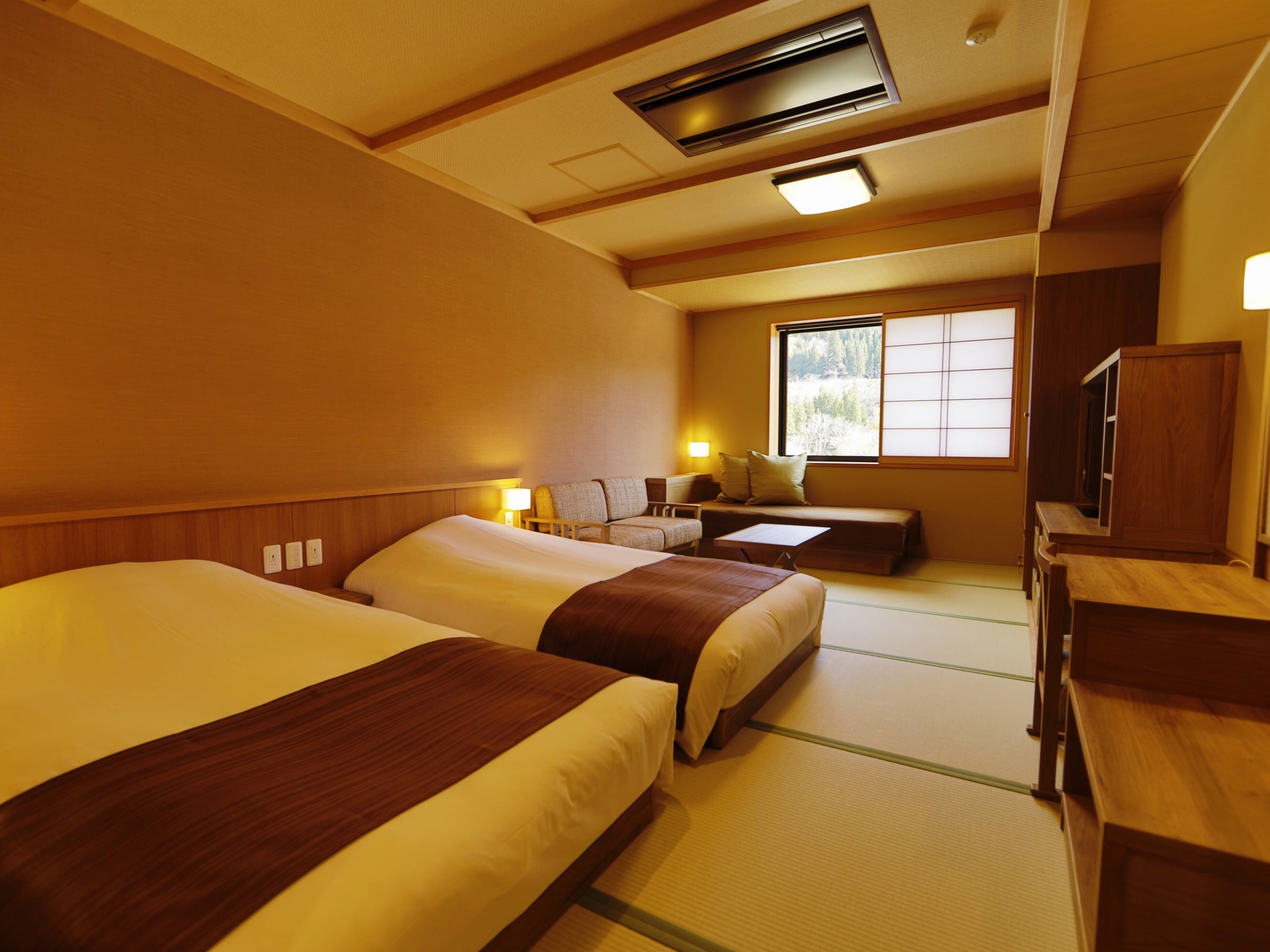 [客房] 舒適雙床房 ◆ 31.1 平方米 濱江客房，每季從窗外都能看到雪景和青山綠水。