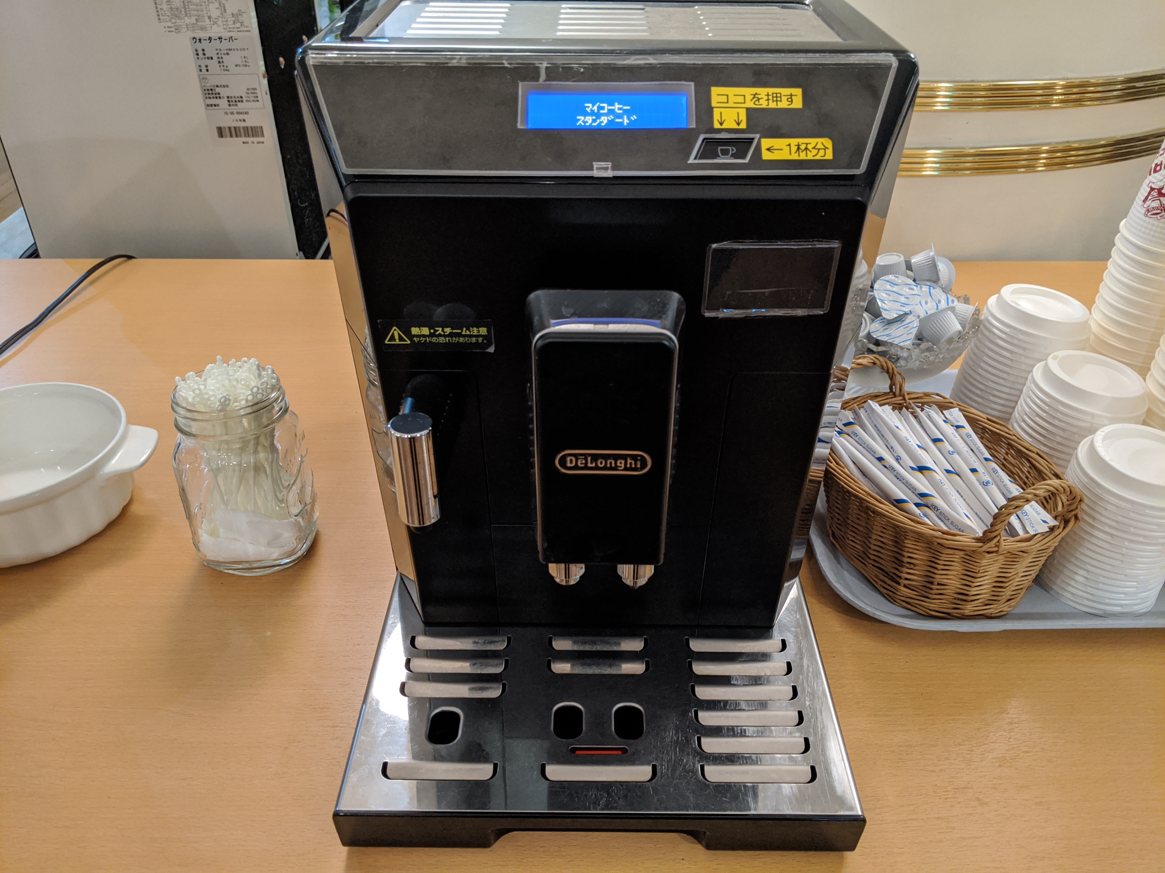 เลานจ์มีเครื่องชงกาแฟ DeLonghi