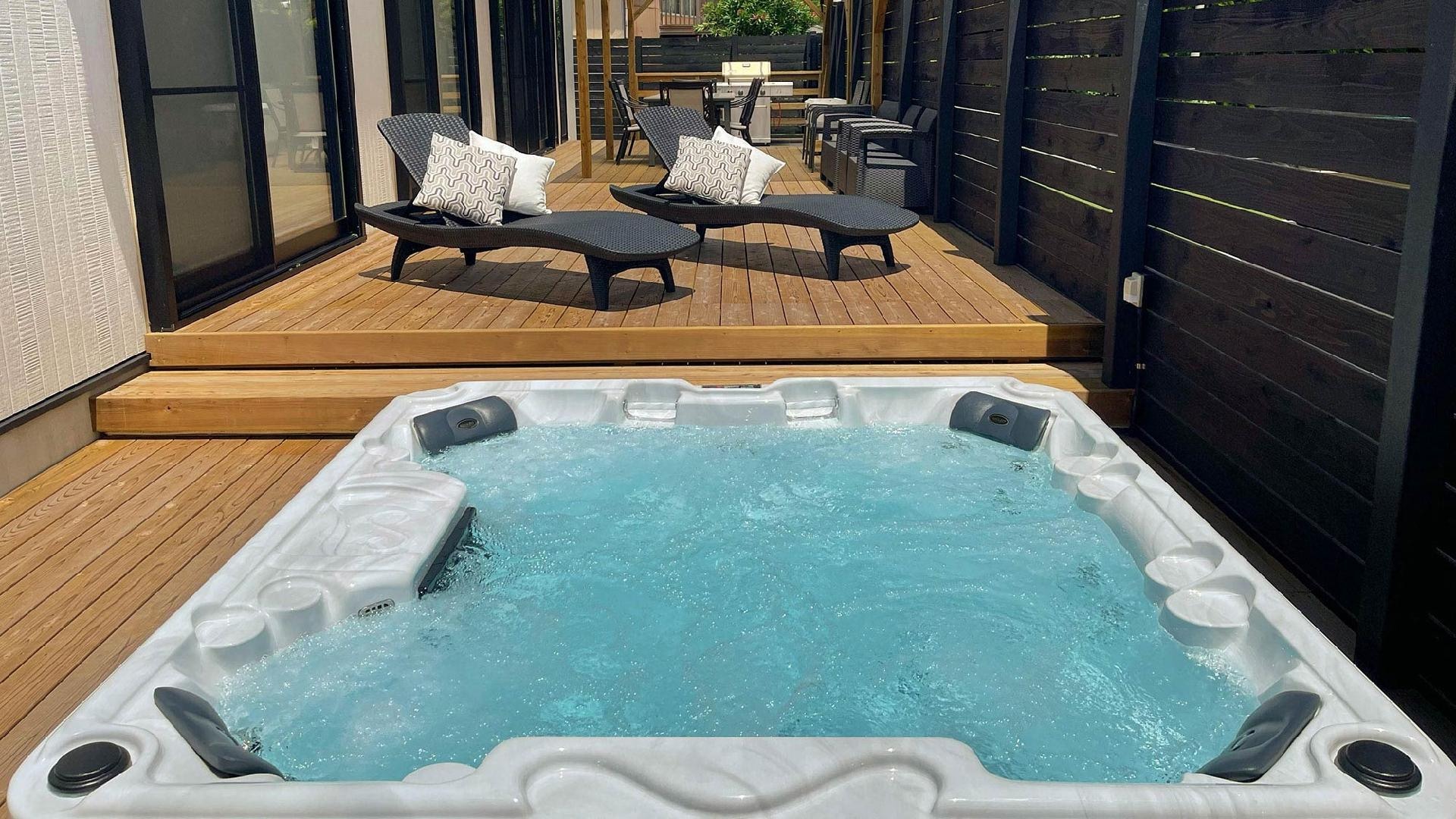 ・[Terrace/Jacuzzi] There is a Jacuzzi on the terrace with day chairs, so you can enjoy an open feeling.