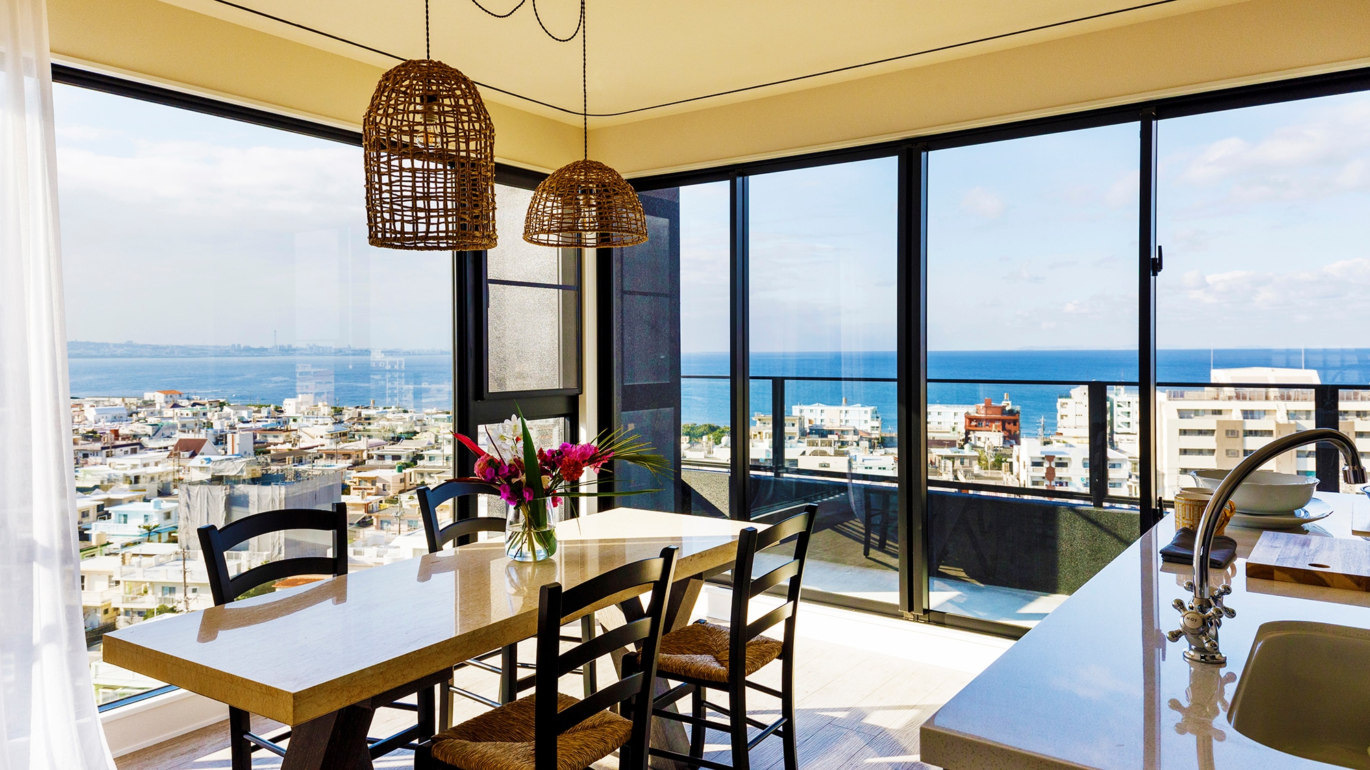 [Top floor] Executive Penthouse - Enjoy the beautiful ocean below.