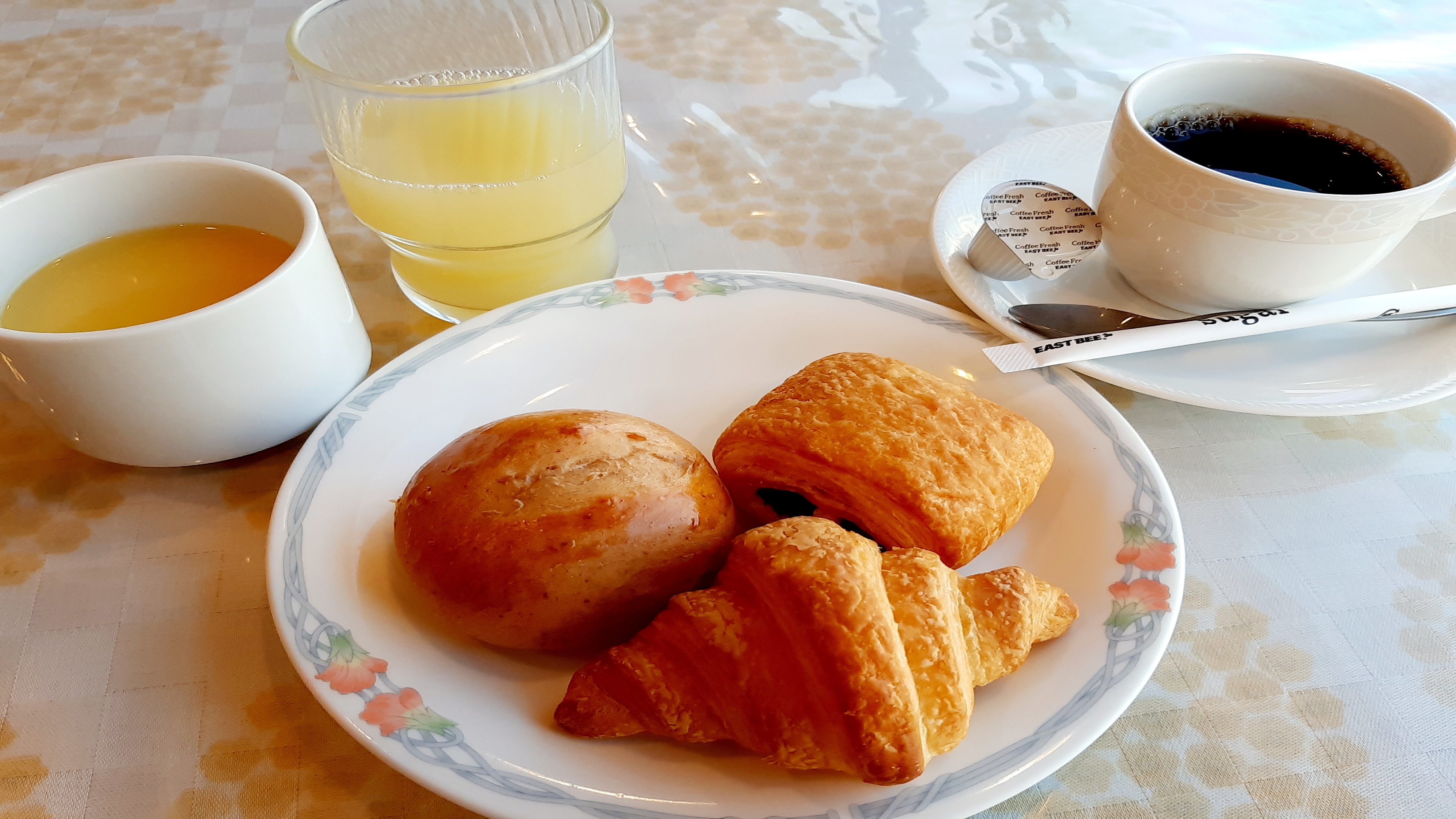 Breakfast (free light breakfast)