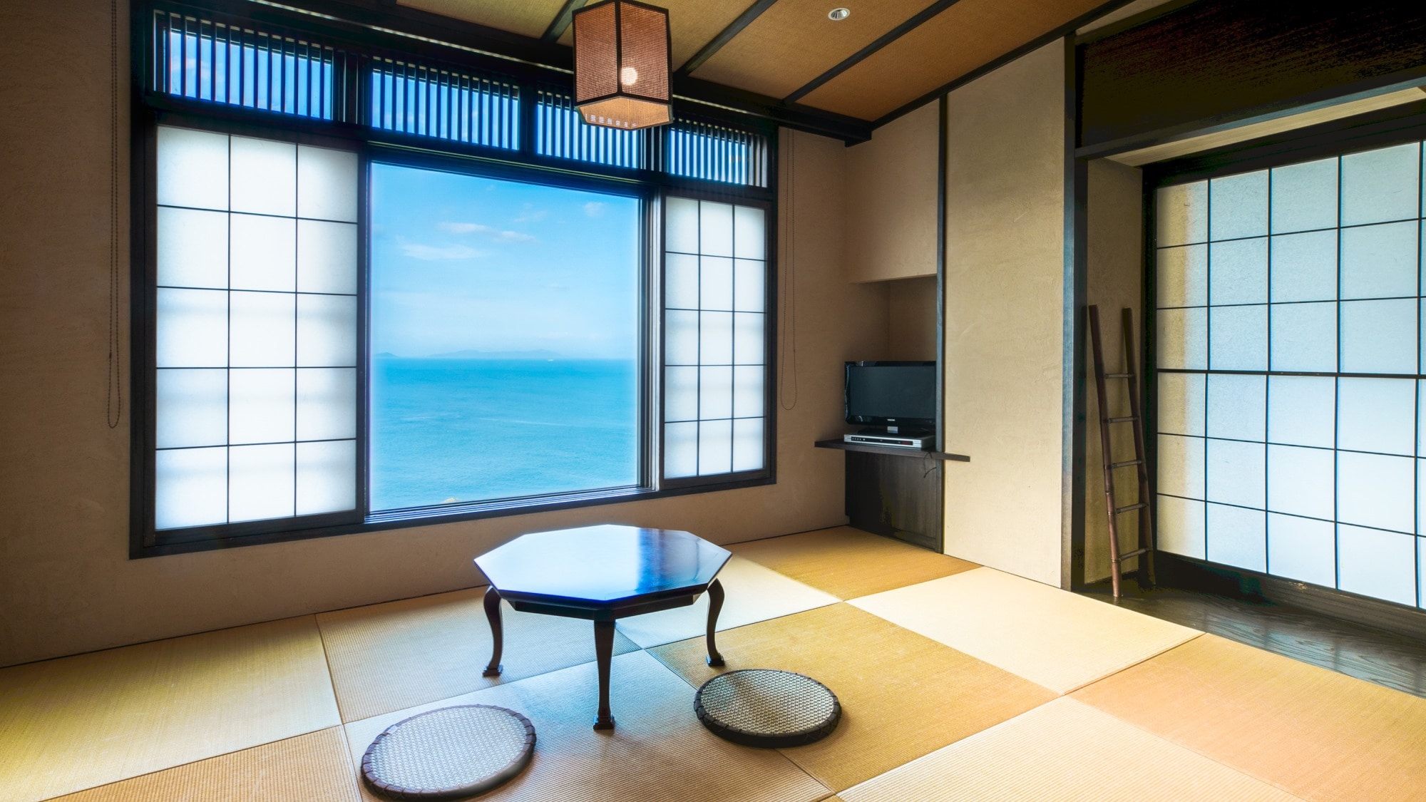 [Guest room with hot spring open-air bath] Door (Japanese and Western room)