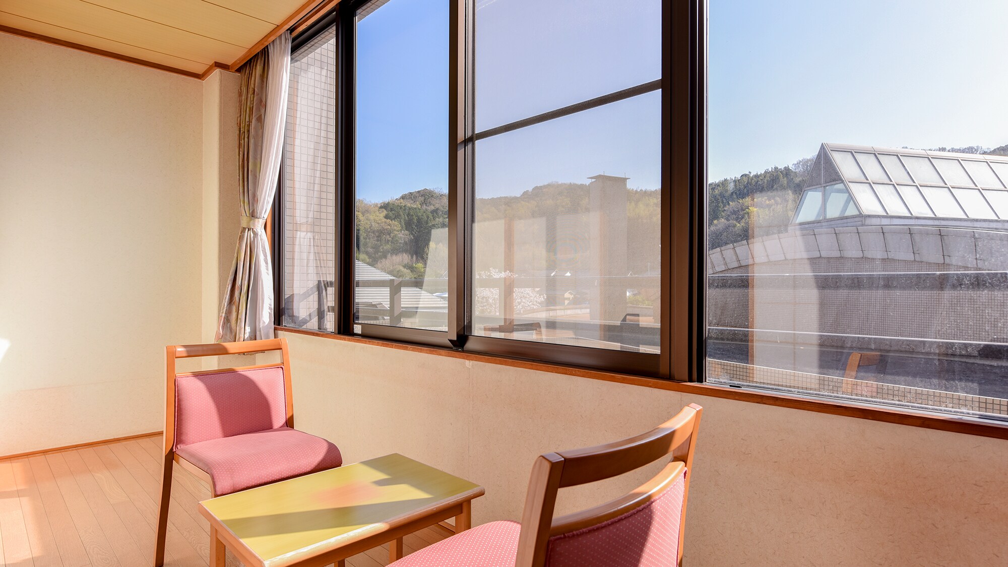 * [Example of guest room / Japanese-style room 10 tatami mats] You can see the simple scenery as it is from the window.