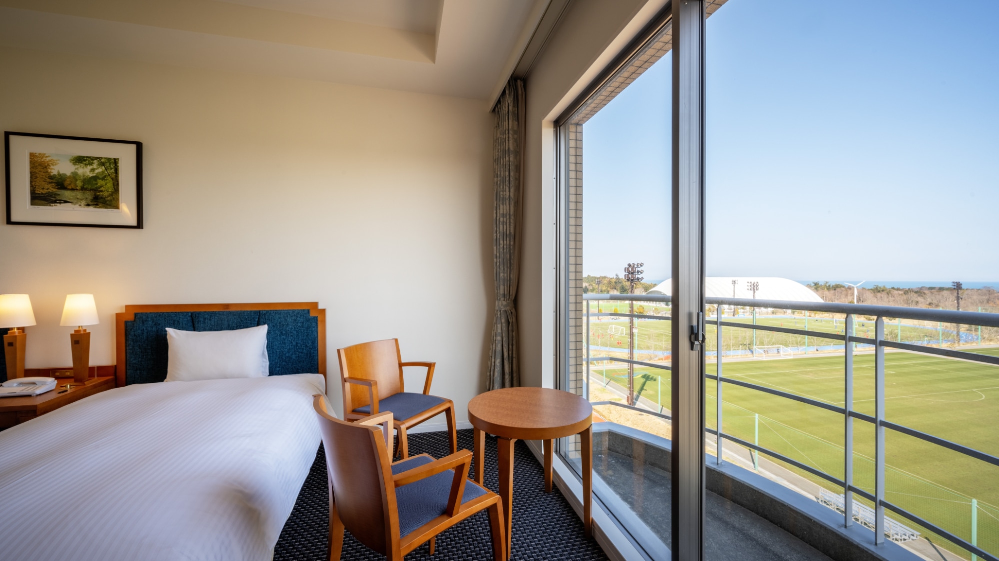 <South Wing Twin Room> Window seat *The pitch cannot be seen from some rooms
