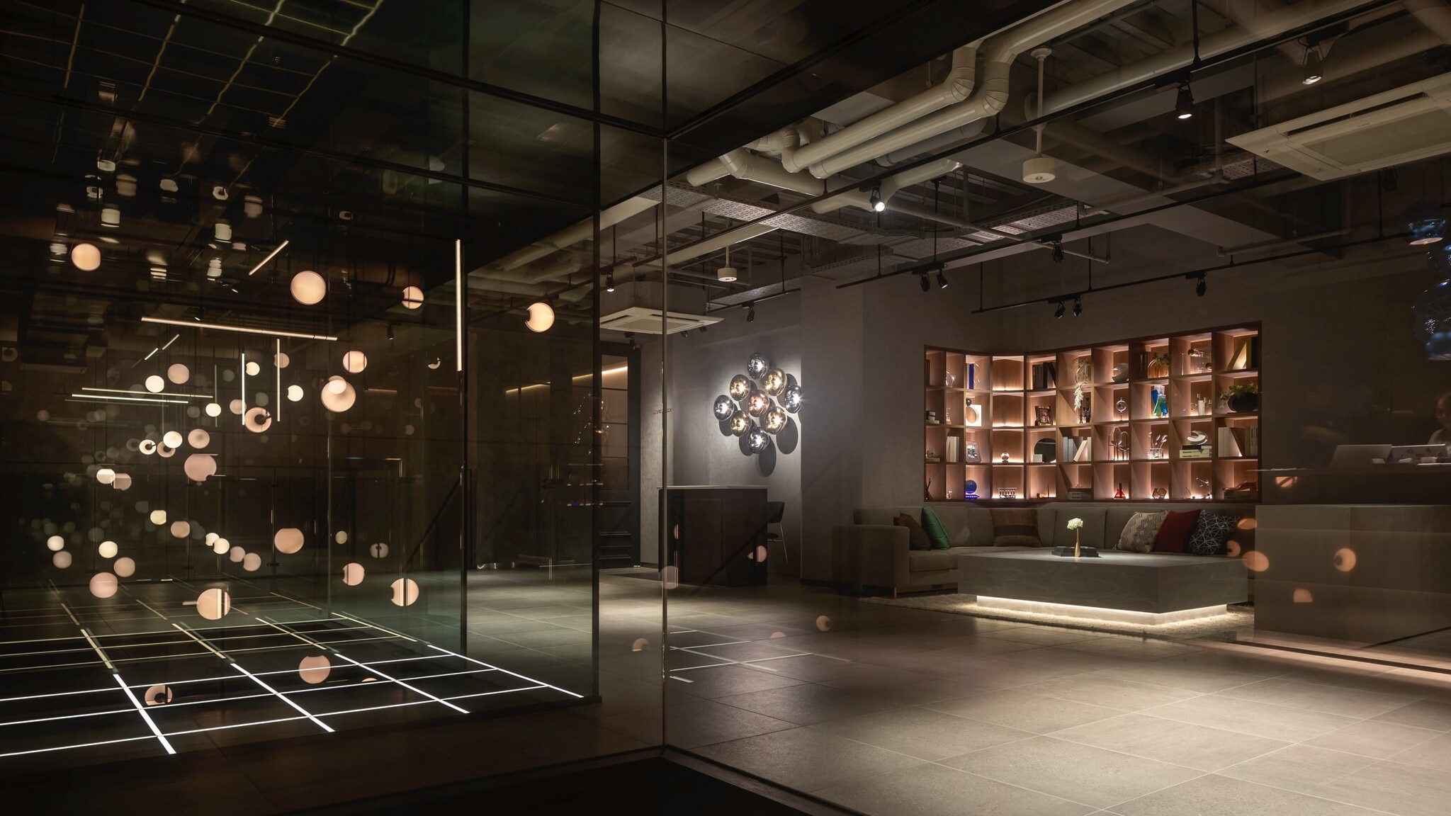 ■ Atrium in the lobby on the 2nd floor surrounded by glass