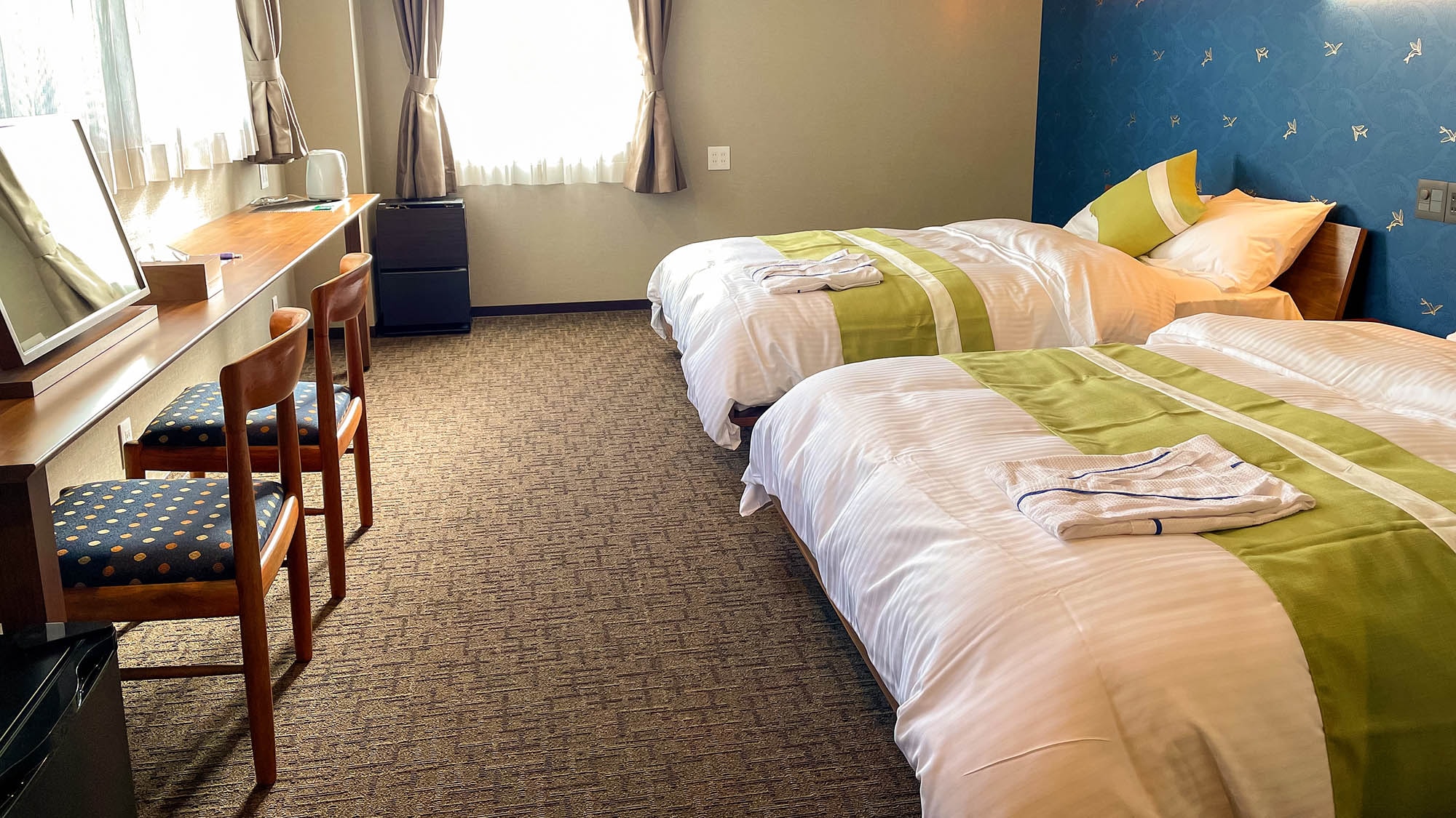 ・[Example of a Western-style room] Bright sunlight pours in through the two windows.