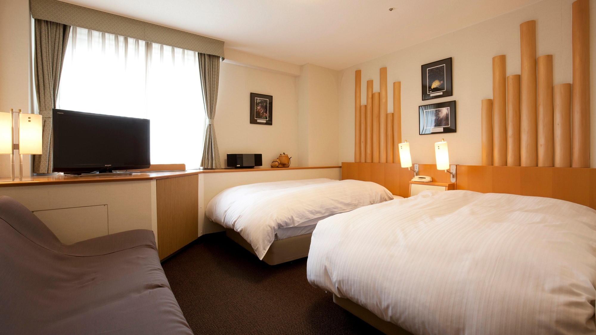 [Kumano Kodo Twin] ไม้ไซเปรส Kishu ถูกนำไปใช้กับผนังเพื่อสร้างกลิ่นหอมที่อ่อนโยน