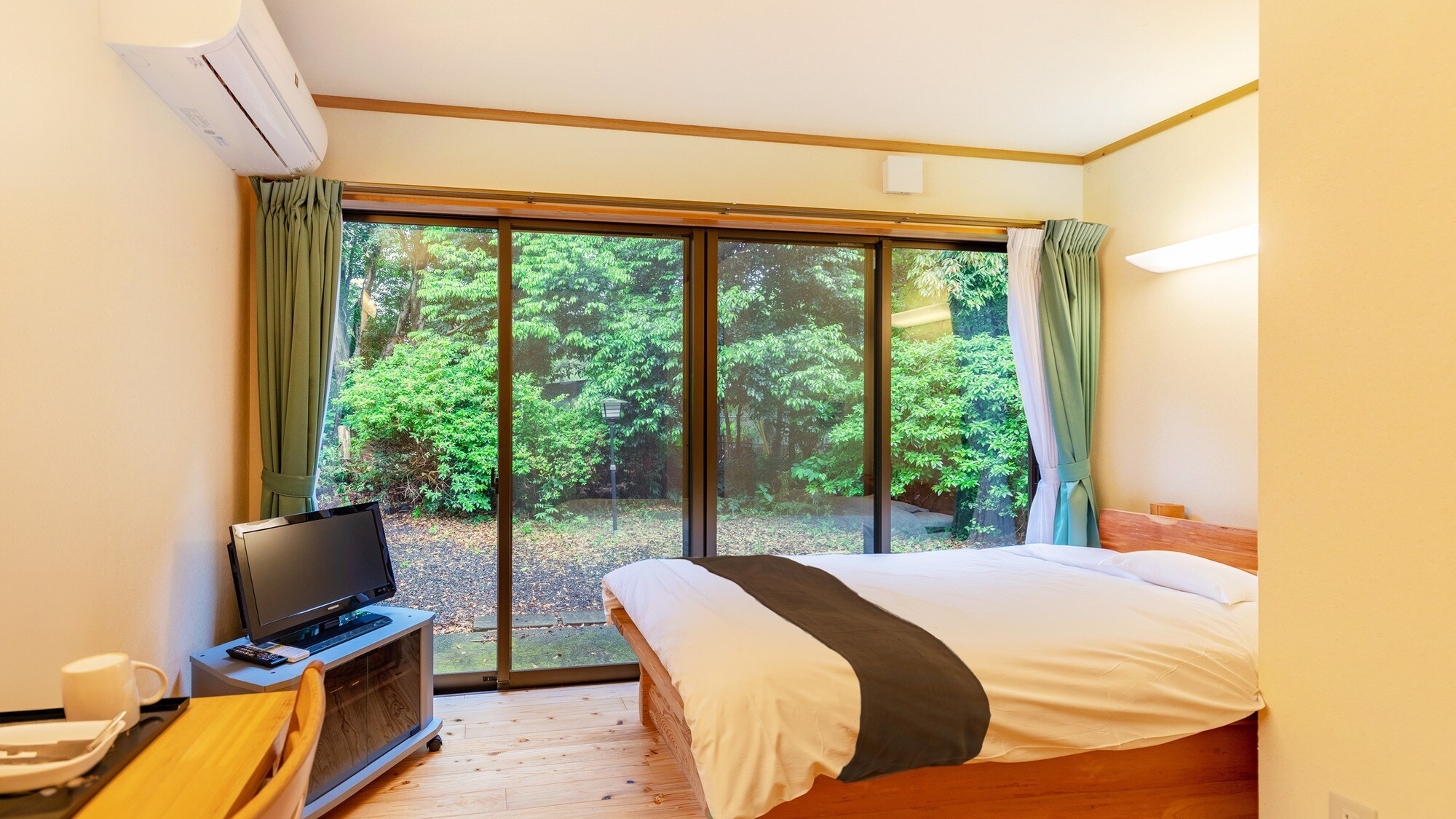 • [Hyakunen Sugikan / Phòng đơn kiểu phương Tây] Đây là phòng khách ở tầng 1 hoặc tầng 2 của Hyakunen Sugikan (tòa nhà chính), được xây dựng bằng gỗ tuyết tùng trăm năm tuổi từ núi Amagi.