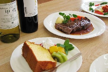 They insist on using locally-sourced vegetables, and use fresh vegetables that are painstakingly grown in the fields by their family and relatives.