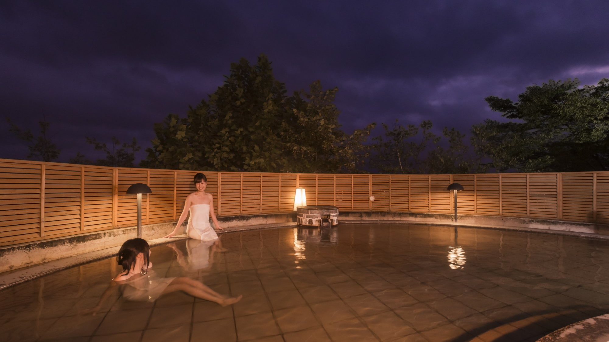 Western-style open-air bath (night view)