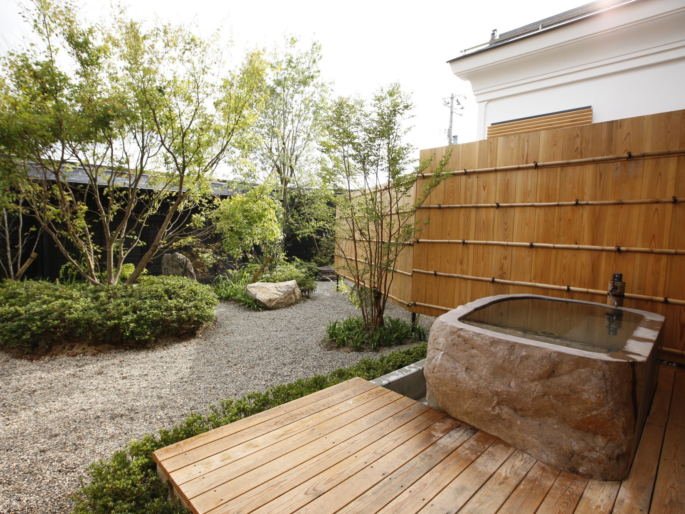 [KURA03] A private garden spreads out in front of the 1st floor, with a private open-air bath made by hollowing out a megalith of Zao stone.