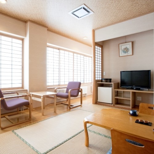 [8 tatami Japanese-style room] This room has received positive reviews and is equipped with a double-speed LCD TV to coincide with the start of terrestrial digital and BS broadcasting.