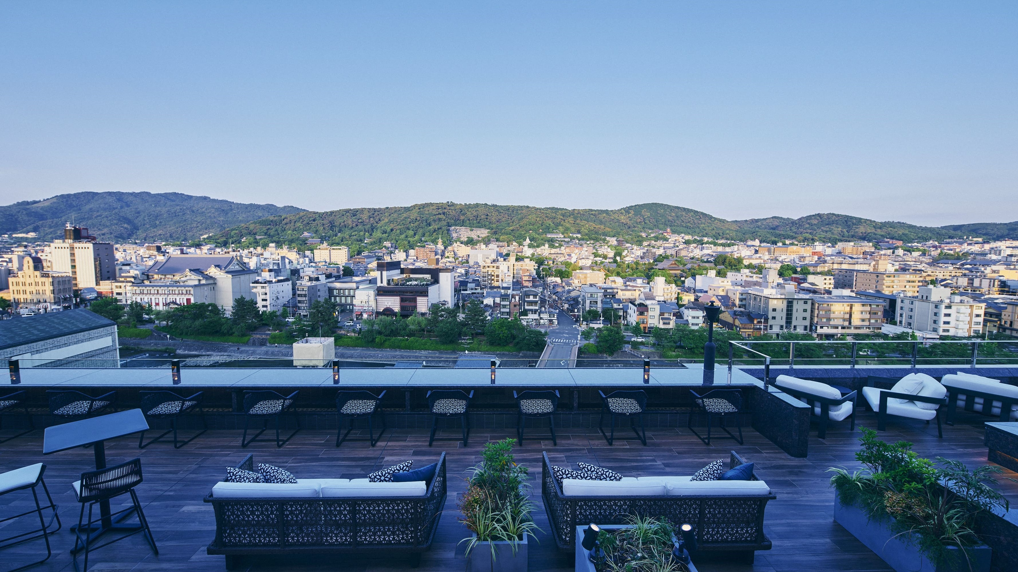 從空庭露台屋頂休息室欣賞東山、鴨川、南座、知恩院、八坂塔和清水寺的全景。