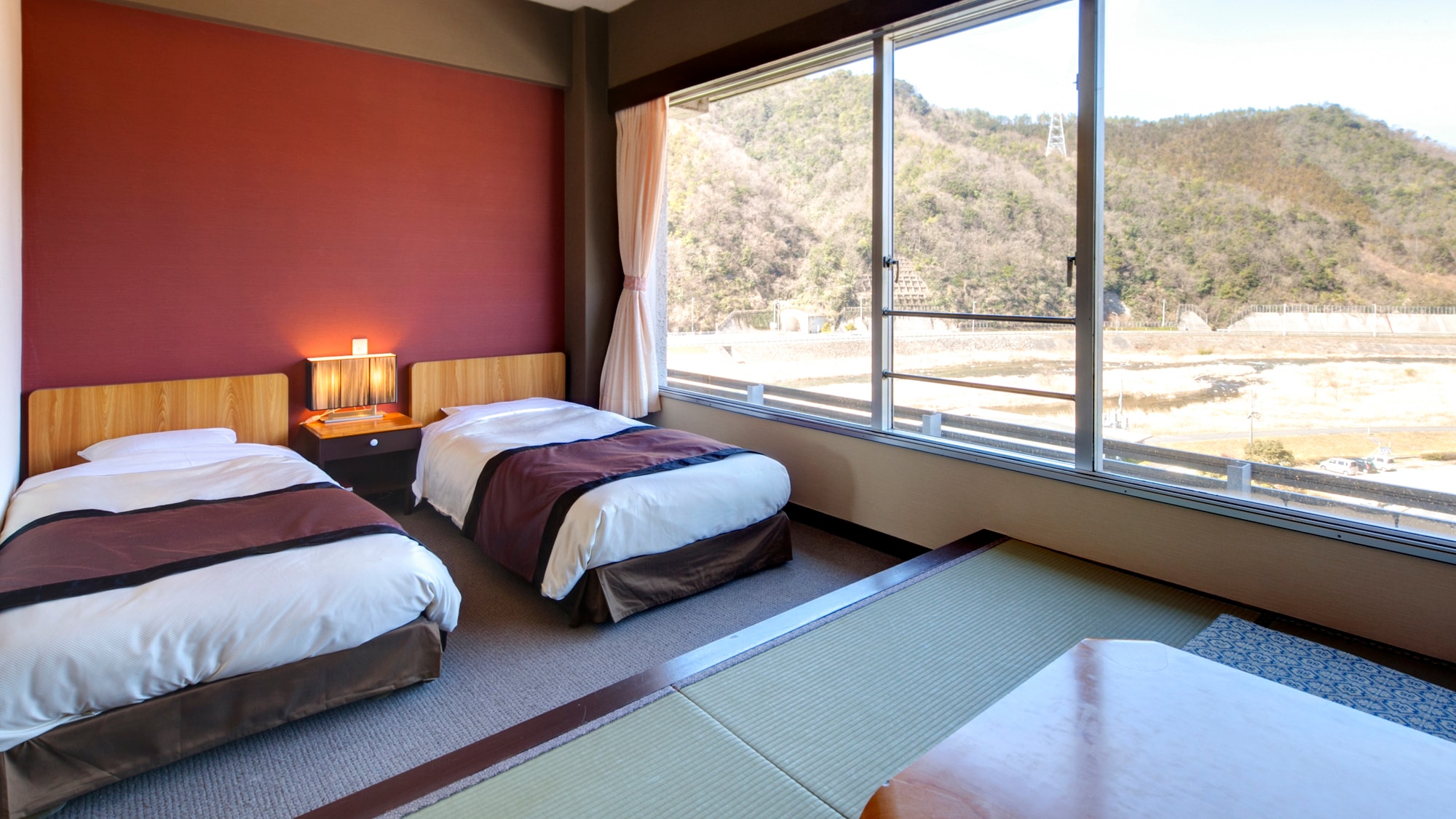 ◆ [Japanese and Western room] 6 tatami mats + twin beds [24 square meters]