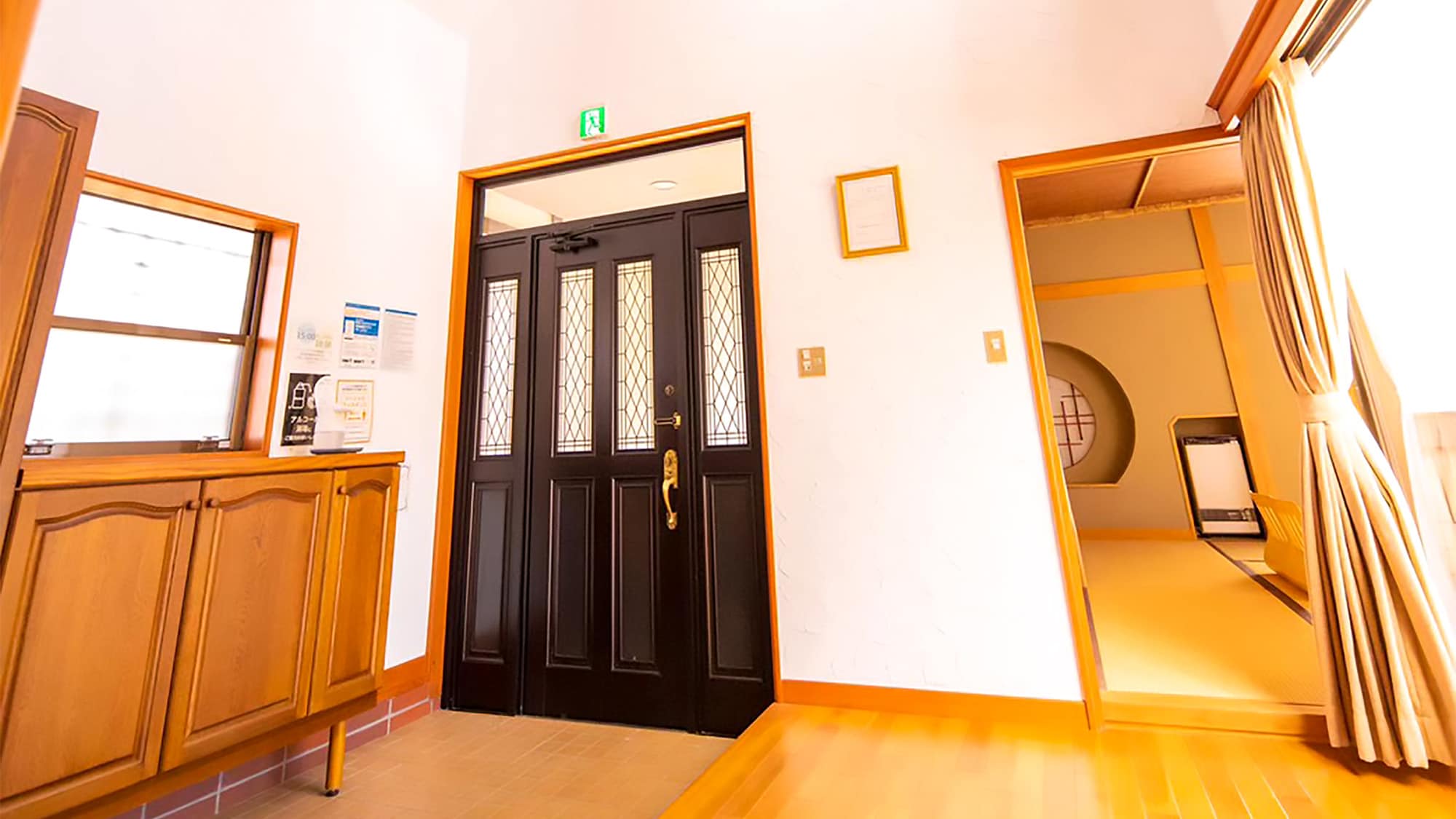 ・A bright and spacious entrance hall. It is safe for large groups.