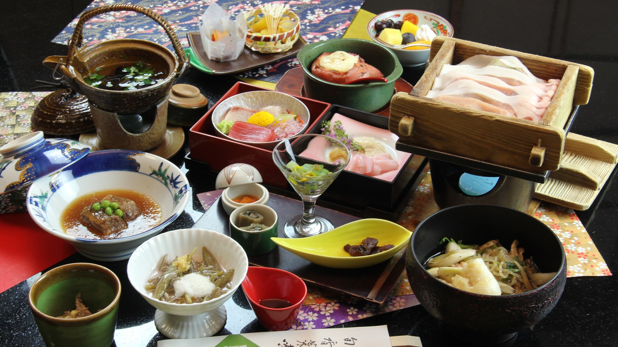 ■Dinner■ Steamed Hachimantai pork & choice of hot pot course (image of meal)