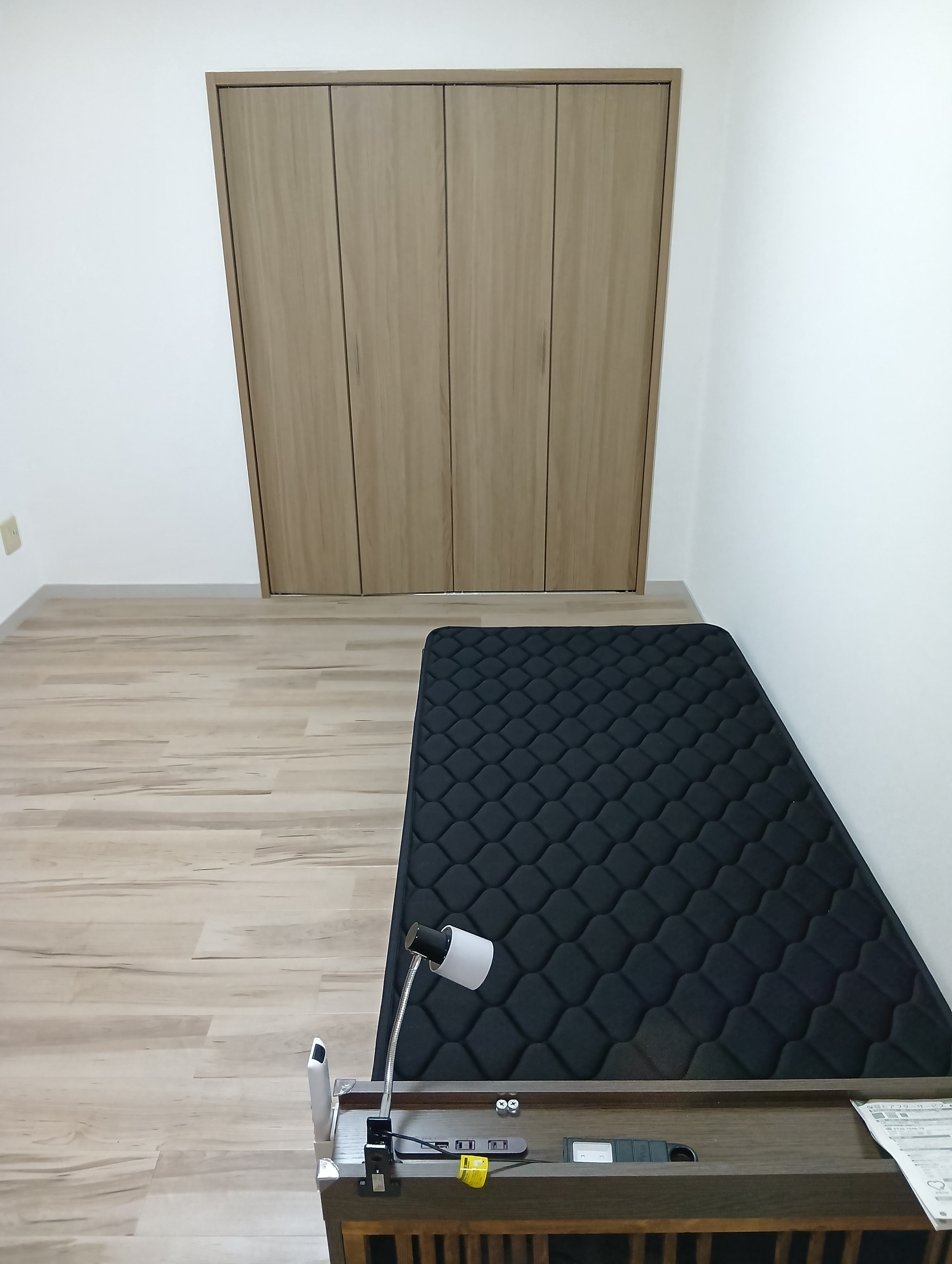 This is a quiet single bedroom.