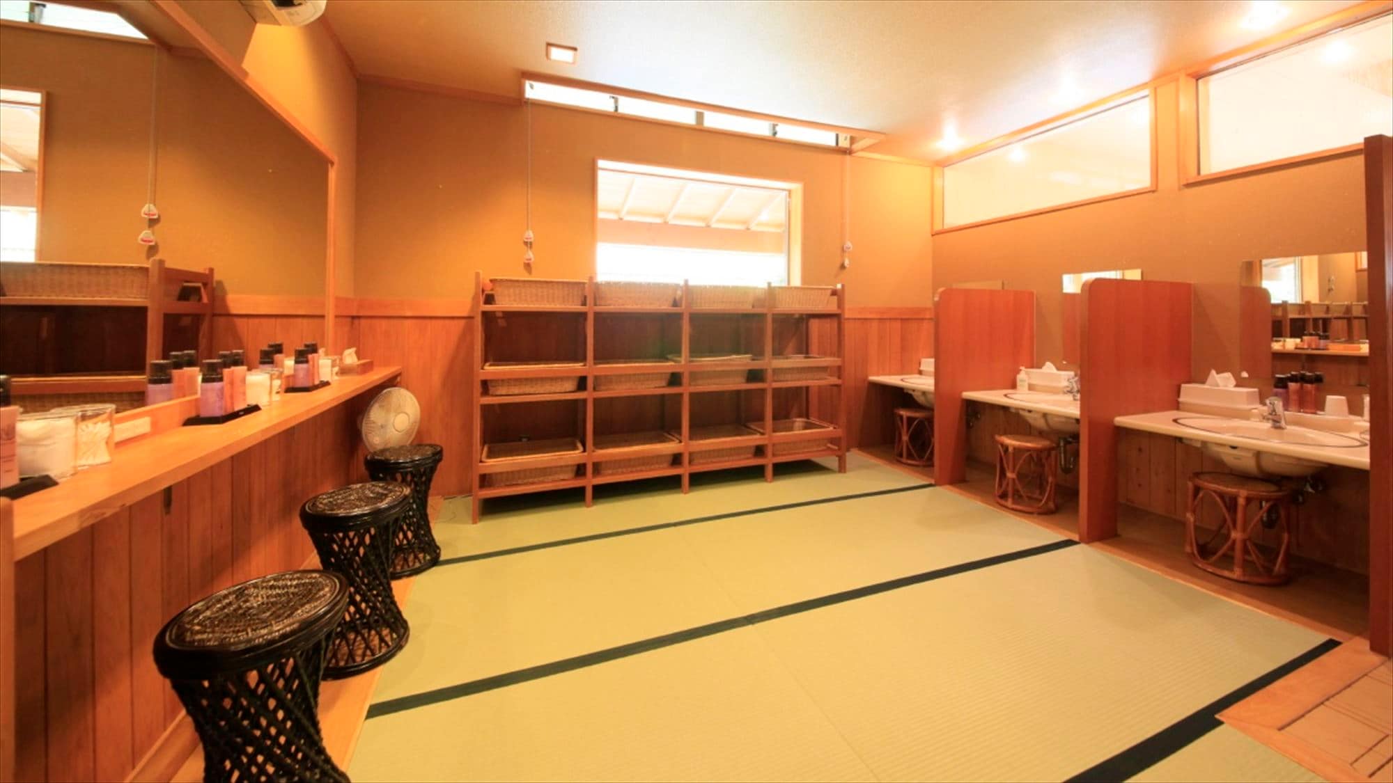 ห้องแต่งตัวห้องอาบน้ำรวมขนาดใหญ่