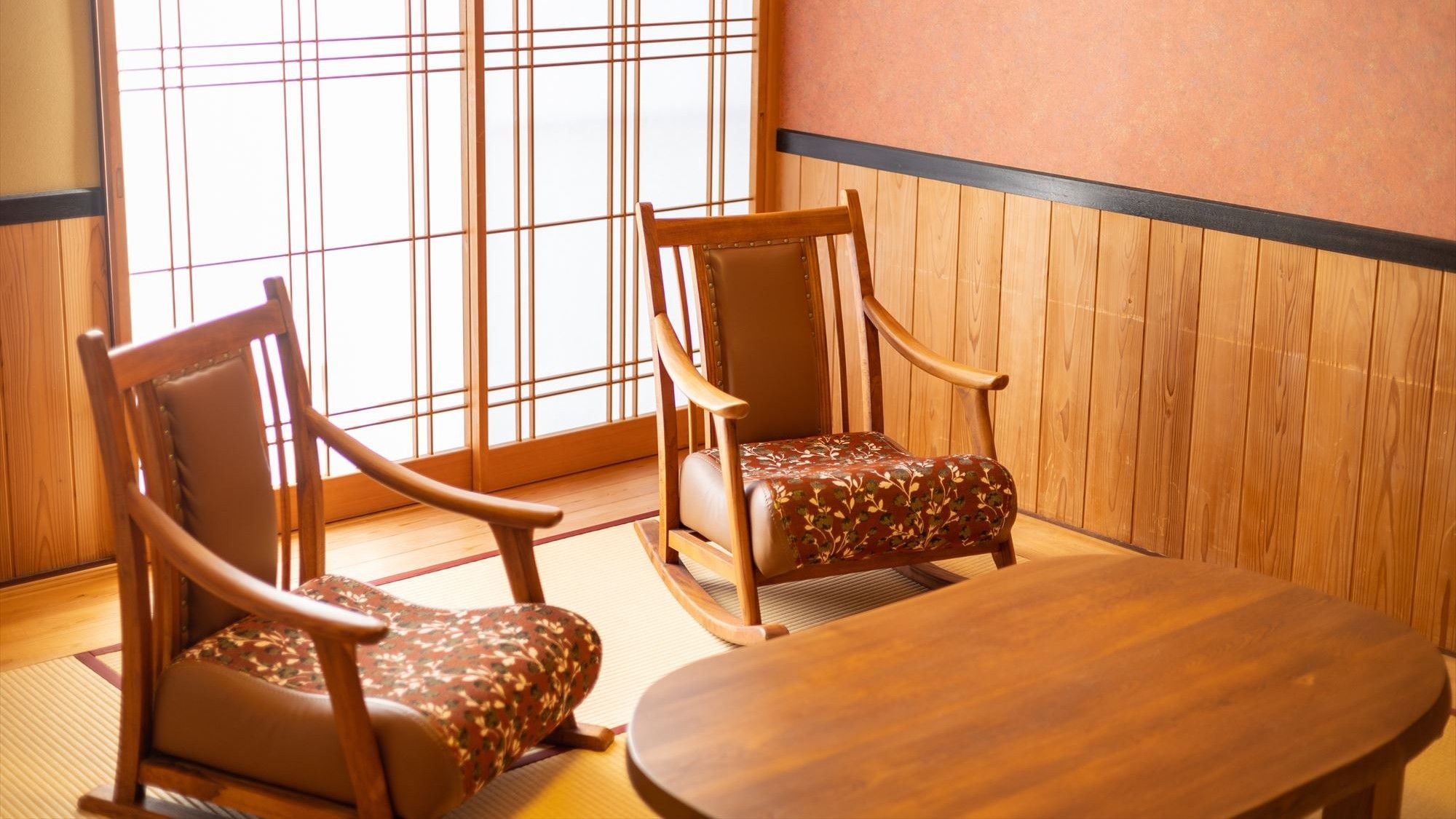[Rhododendron] The Japanese-style room is equipped with comfortable chairs that are easy on the legs and back.