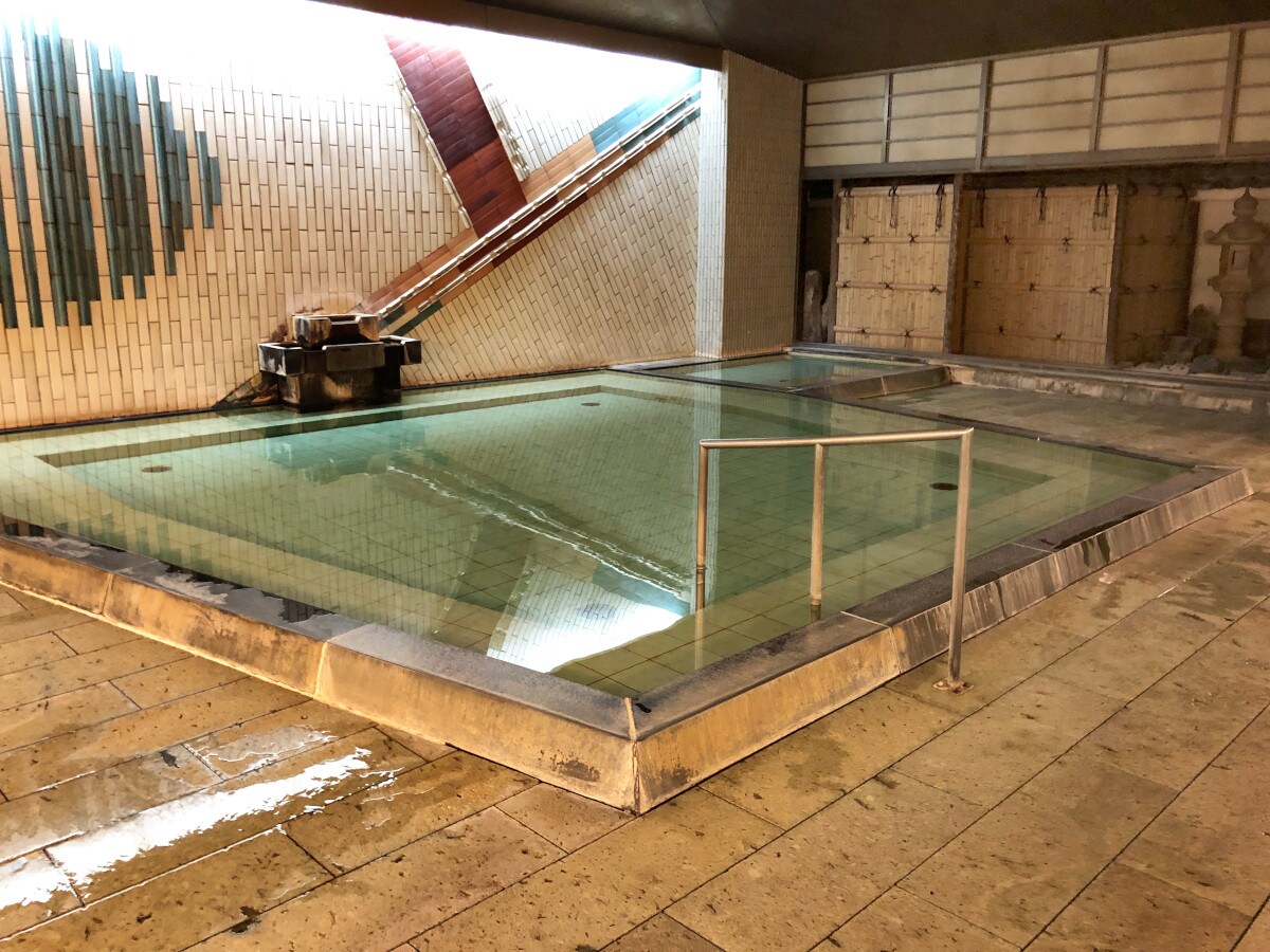 [Main building basement 2nd floor] Large public bath