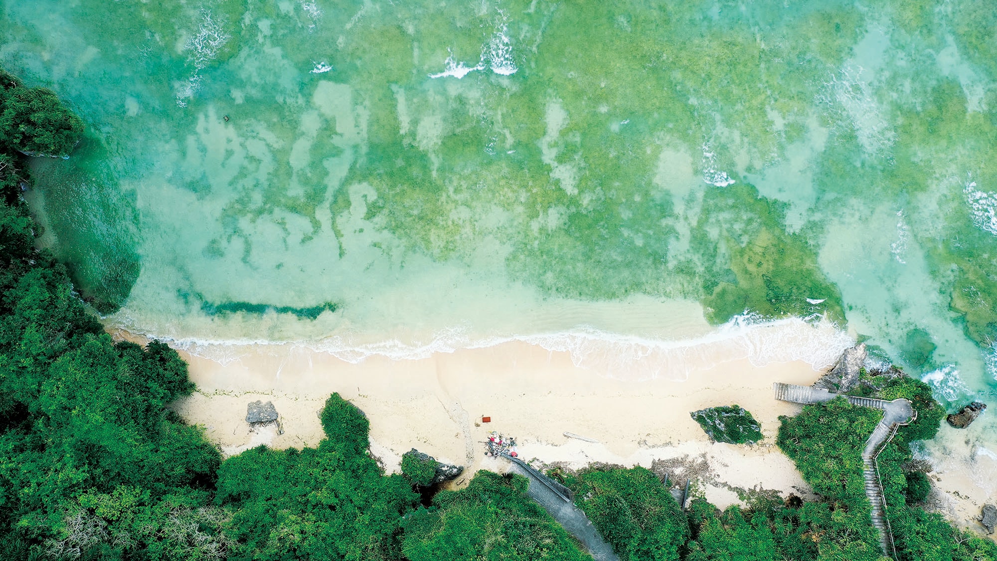 Private beach <3 minutes walk from the facility>