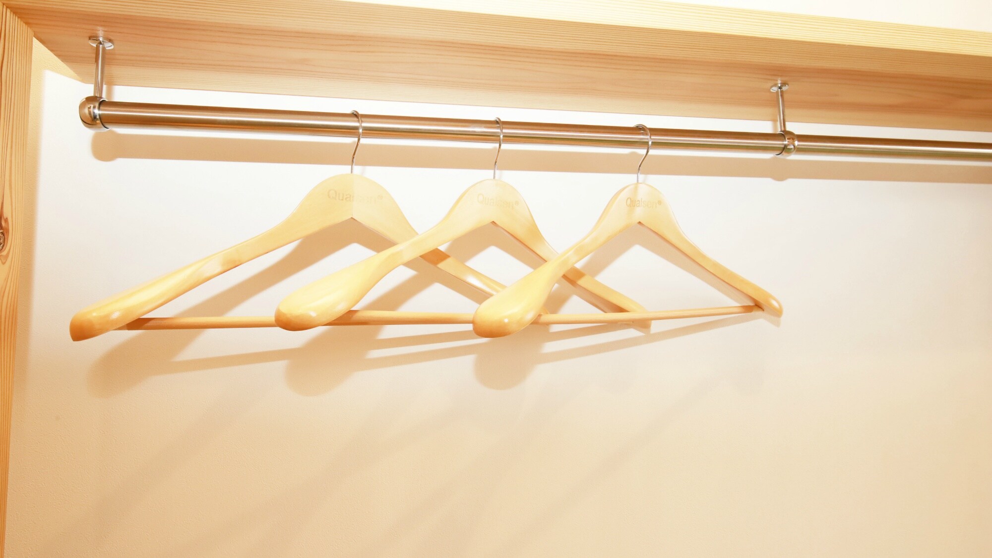 带阁楼的双床房：为了充分利用宽敞的房间，墙上配有衣架。