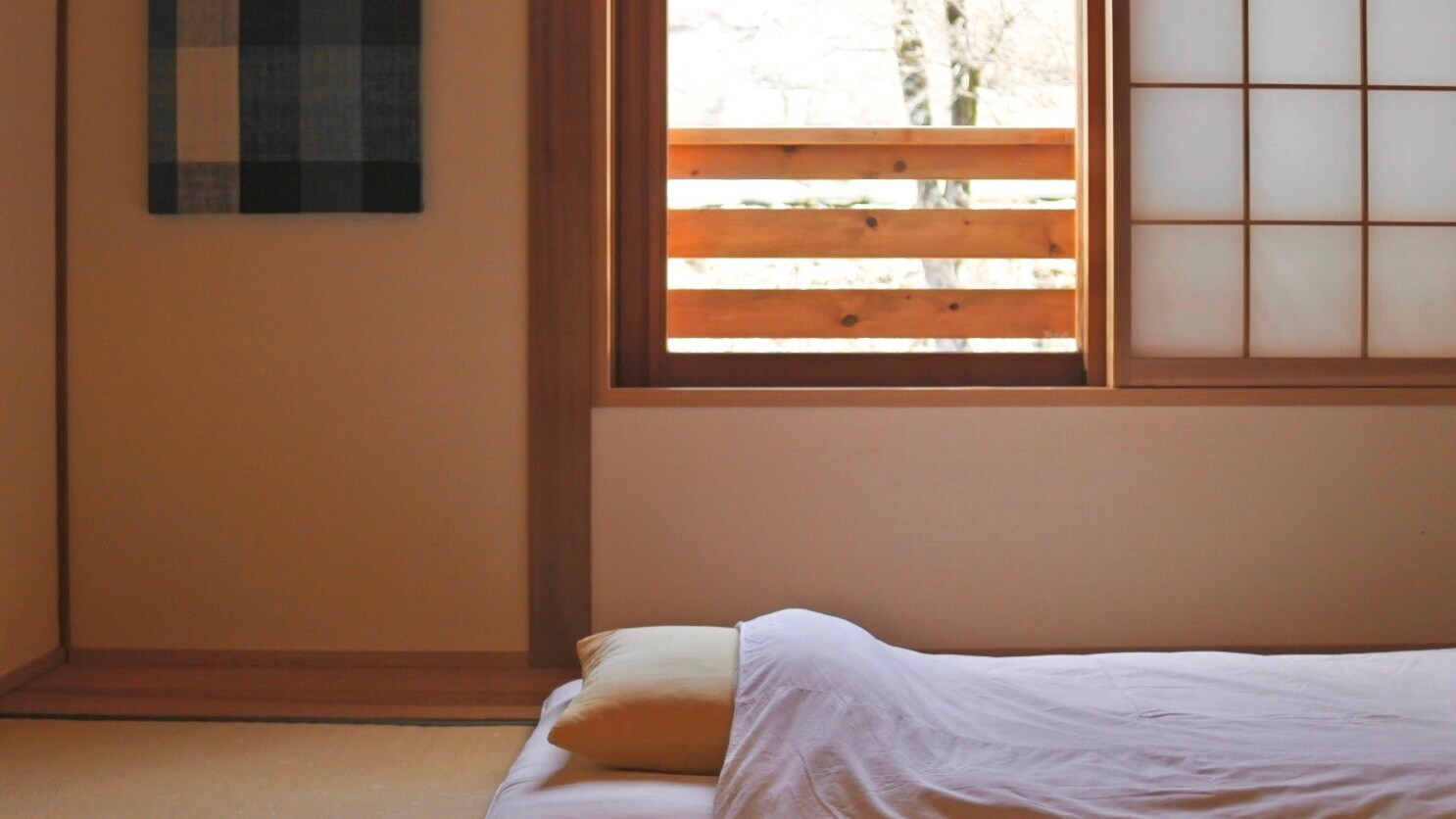 Wooden guest rooms where the scent, texture and feel stimulate the five senses