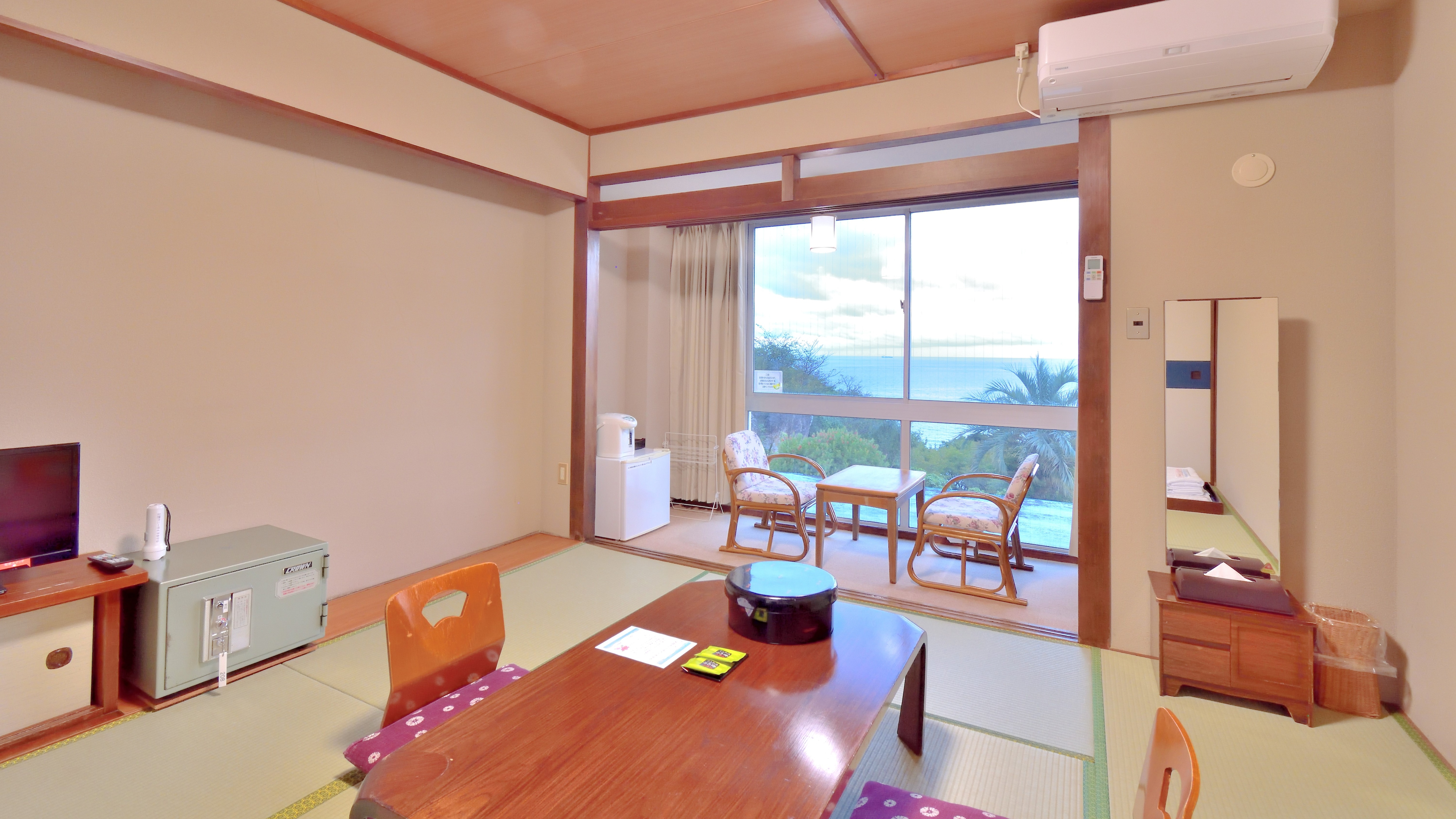 [Main building] Relaxing 8-10 tatami Japanese-style room overlooking the Pacific Ocean