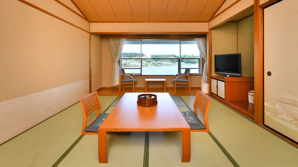 ● Japanese-style room with 10 tatami mats overlooking the lake