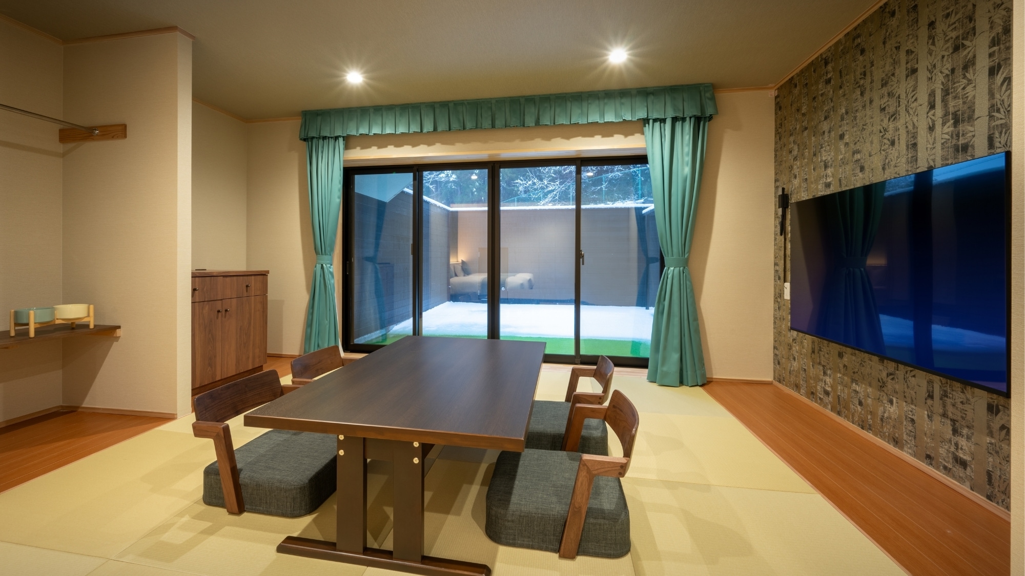 The gentle mint color is impressive. Enjoy a relaxing time with your dog. (KEYAKI)