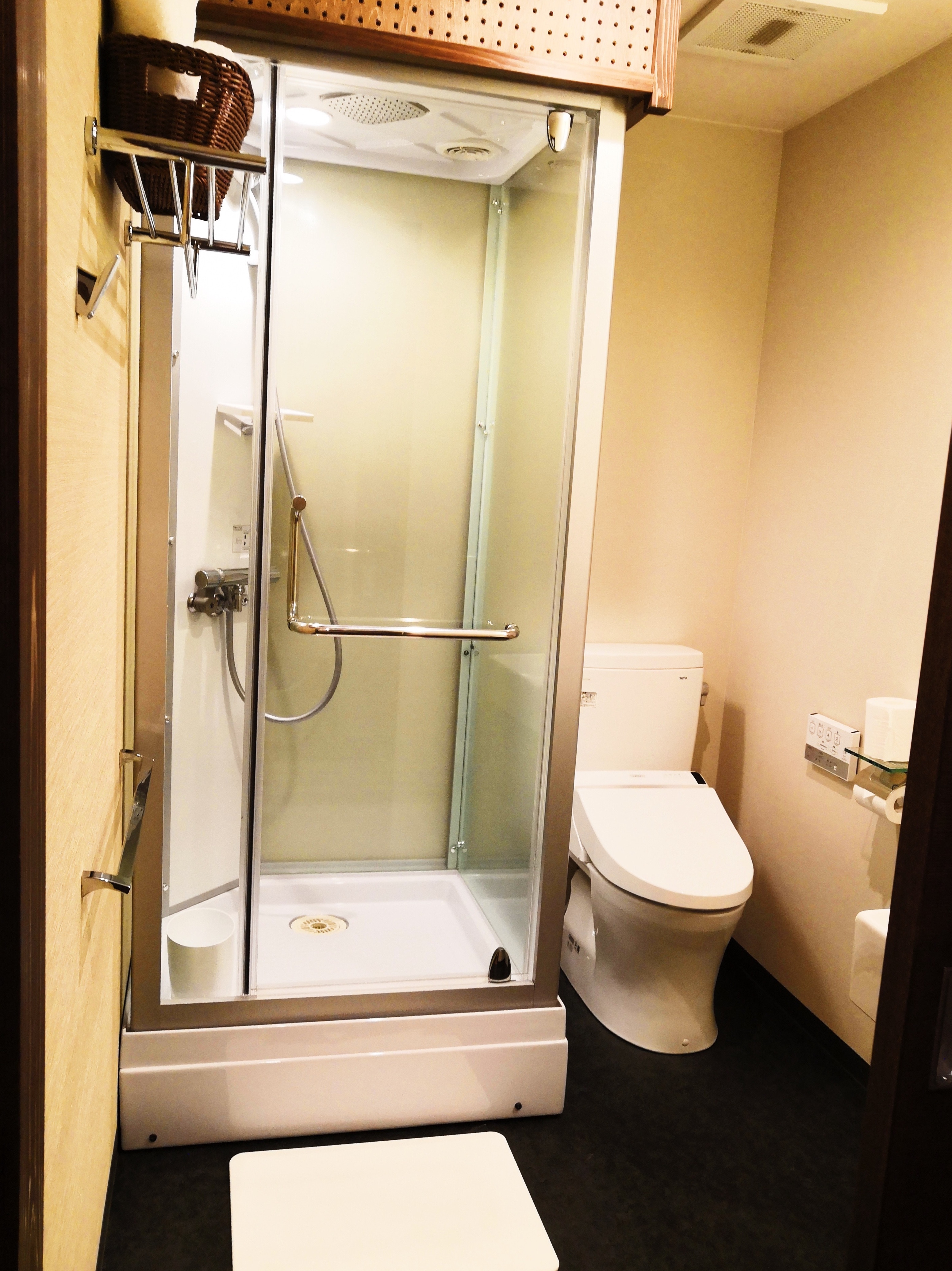 Shower booth / toilet