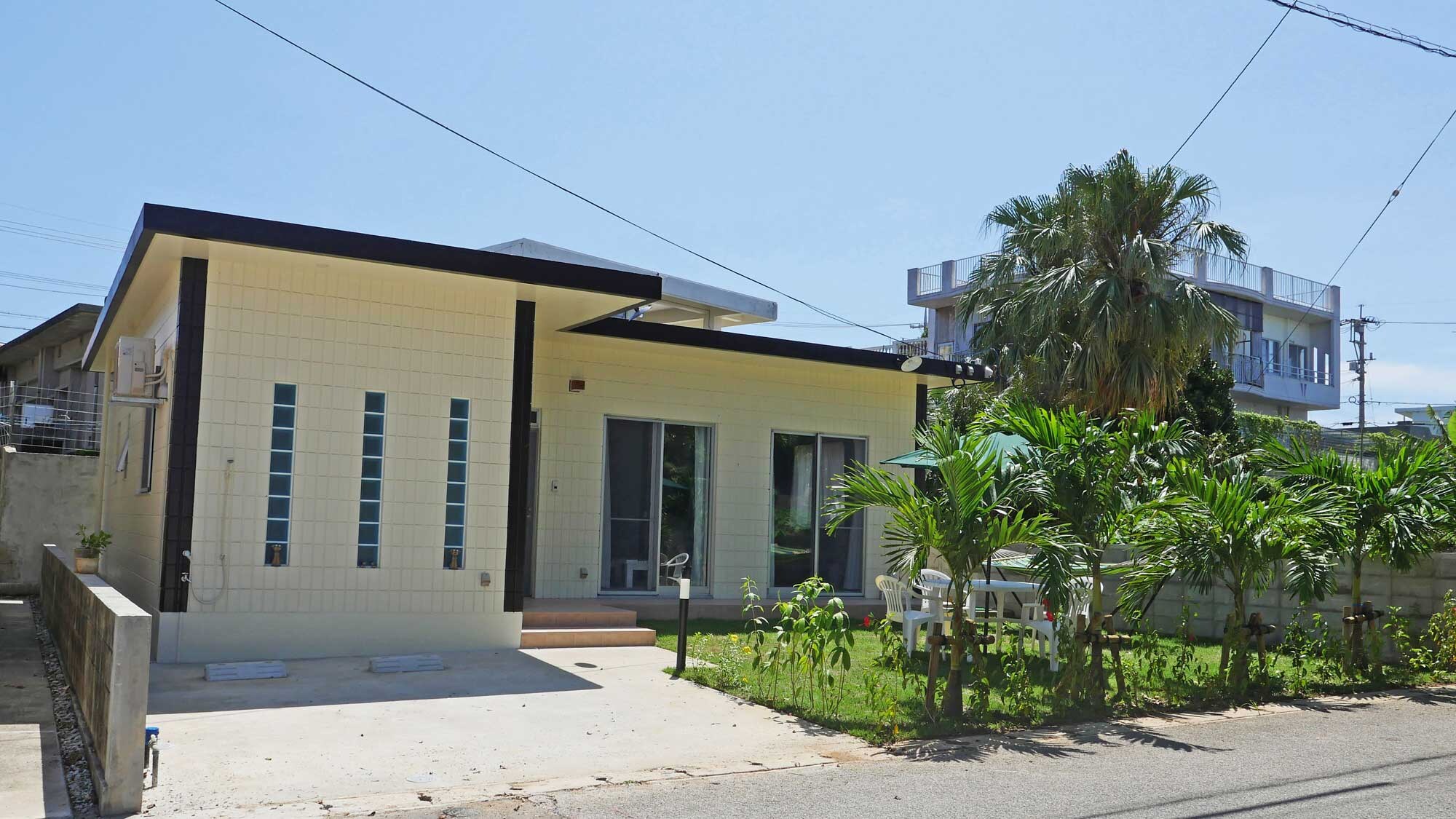 [Exterior] A modern and calm atmosphere. It is a one-building rental limited to one group per day.