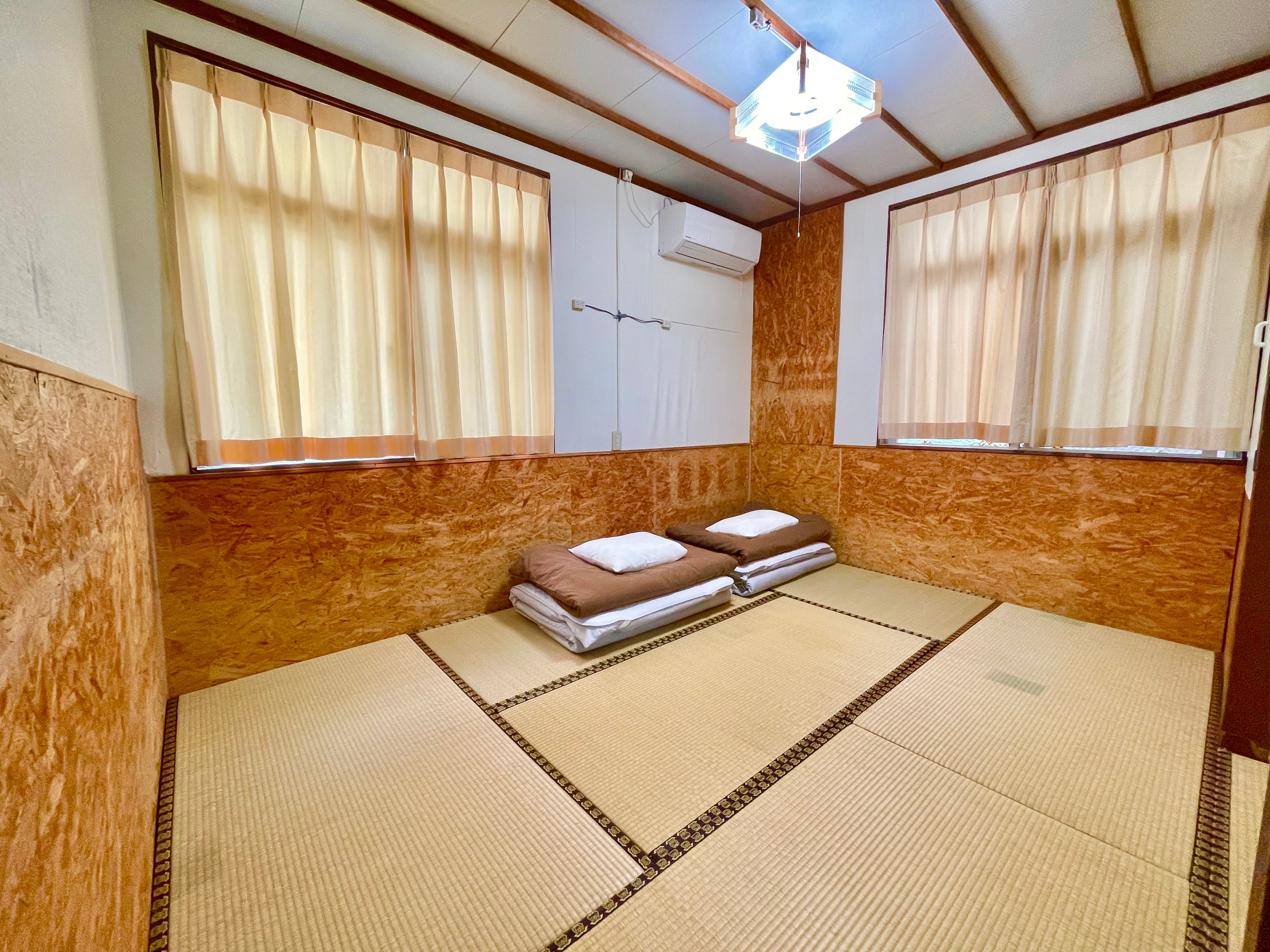 [Japanese-style room C] Accommodates 1-2 people. Equipped with air conditioning, TV and hair dryer.
