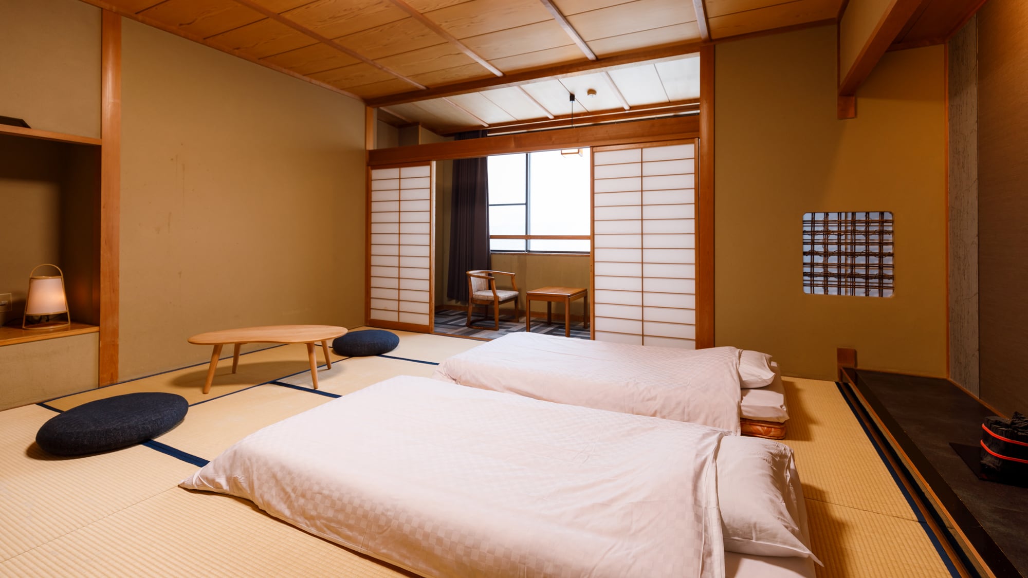In order to protect the private time of our customers, we have laid out futons in advance (example of guest room) in order to prevent staff from entering and leaving the room.