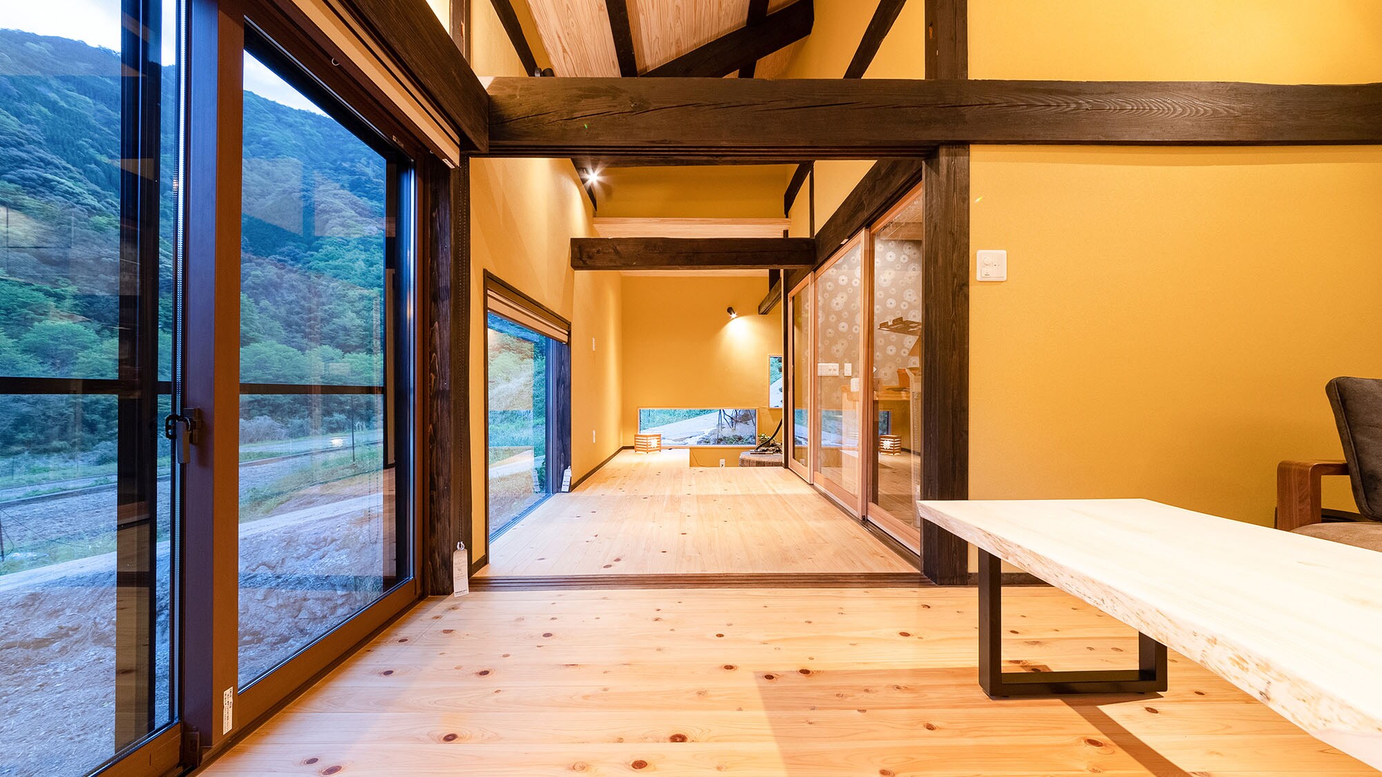 ・[Living room] Natural light coming in through the window and indirect lighting gently illuminate the room.