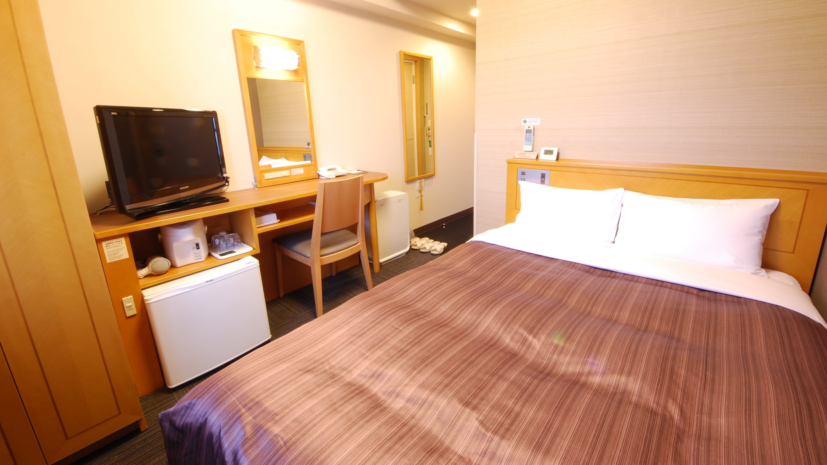 ● Semi-double room size 11㎡ Bed width 140cm (double bed)